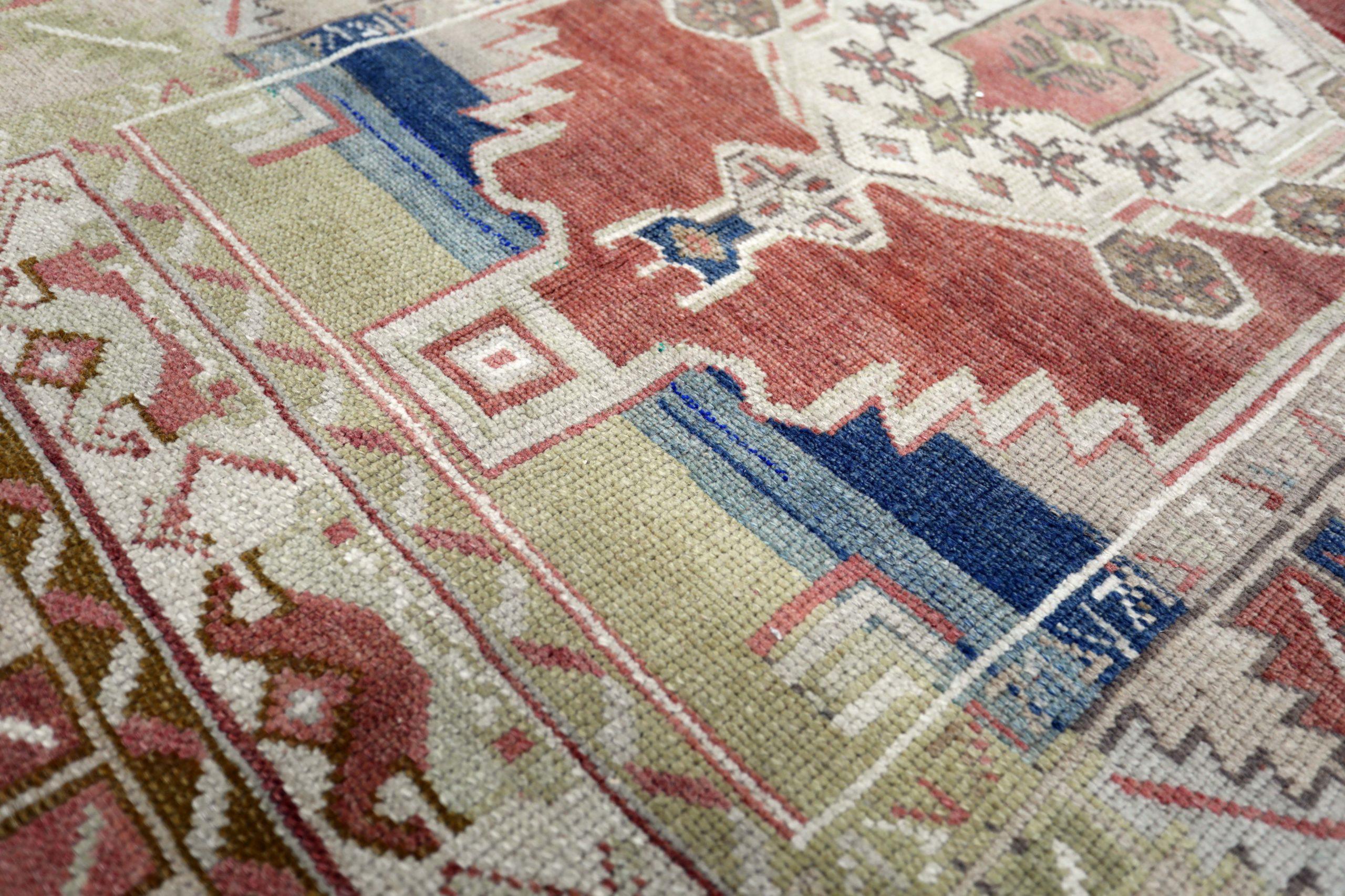 Türkischer Anatoly Kleiner Teppich - Wolle Grün Elfenbein Rot Design - 93248 im Zustand „Hervorragend“ im Angebot in Dallas, TX