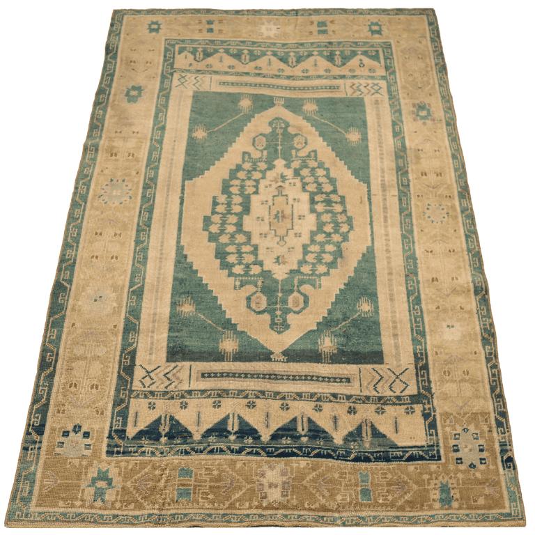 Entdecken Sie die Eleganz von Turkey Anatoly mit dem kleinen Teppich CIRCA 1940. Dieses exklusive Design aus Wolle und Grün-Elfenbein-Gelb ist die perfekte Ergänzung für Ihren Raum.