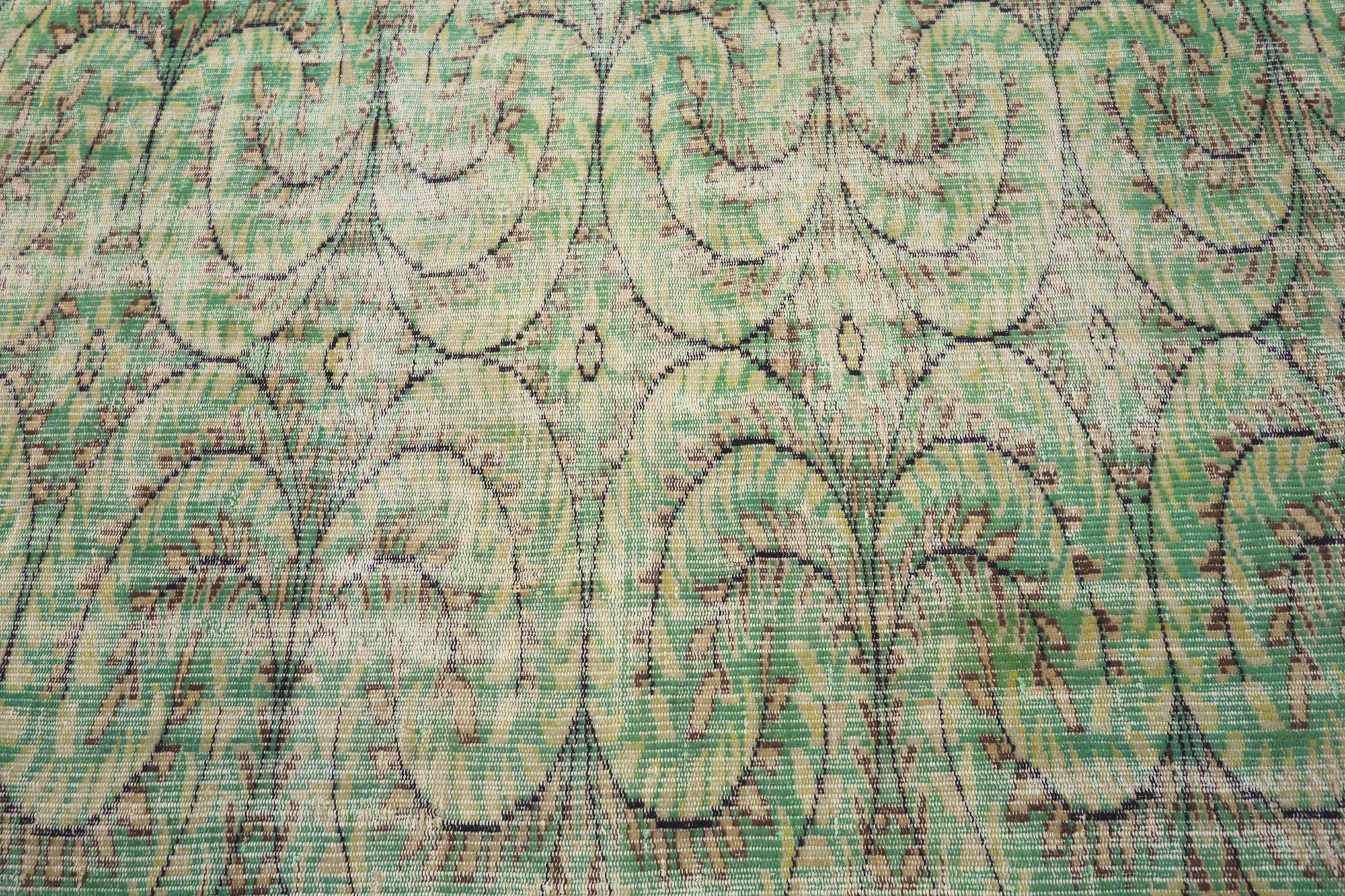 Découvrez l'élégance du petit tapis de Turquie Anatoly de Circa 1940. Conçu avec de la laine et du vert-jaune-ivoire, ce design exclusif est parfait pour mettre en valeur votre espace.