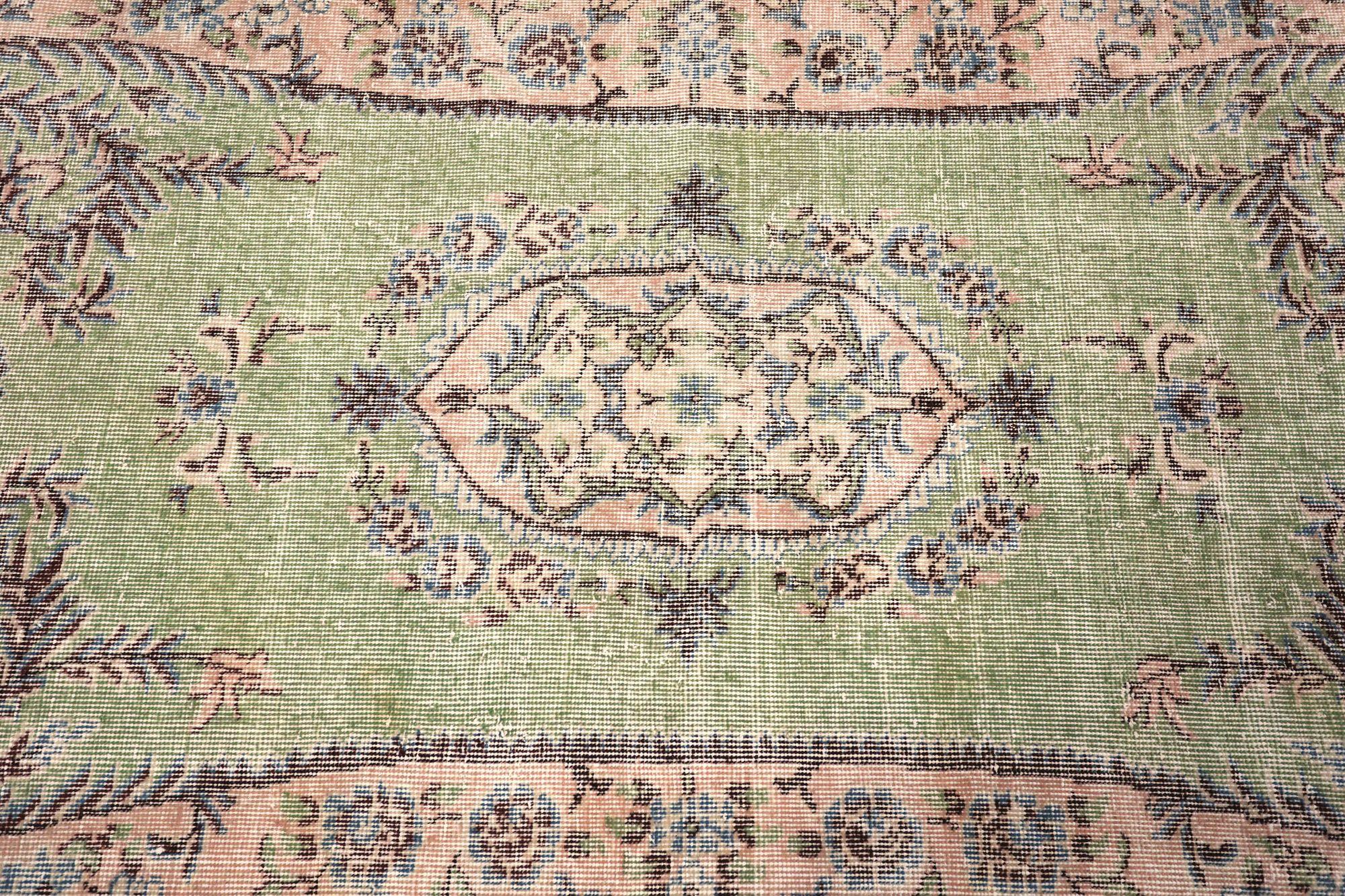 Entdecken Sie die Eleganz von Turkey Anatoly mit dem kleinen Teppich CIRCA 1940. Dieses exklusive Design aus Wolle und GreenPink ist perfekt, um Ihren Raum zu verschönern.