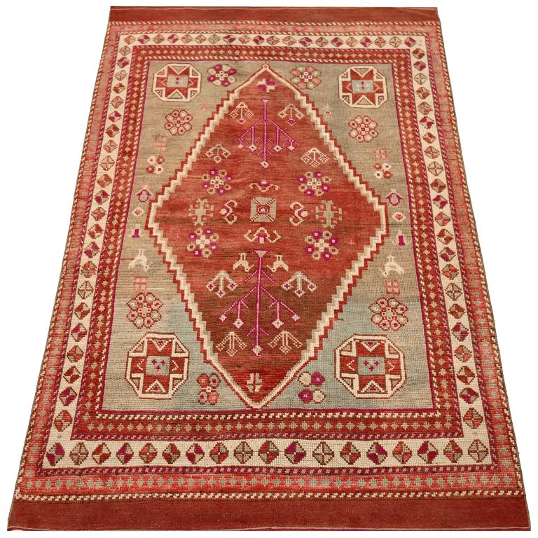 Entdecken Sie die Eleganz von Turkey Anatoly mit dem kleinen Teppich CIRCA 1940. Dieses exklusive Design aus Wolle und ElfenbeinHellblauRot ist perfekt, um Ihren Raum zu verschönern.
