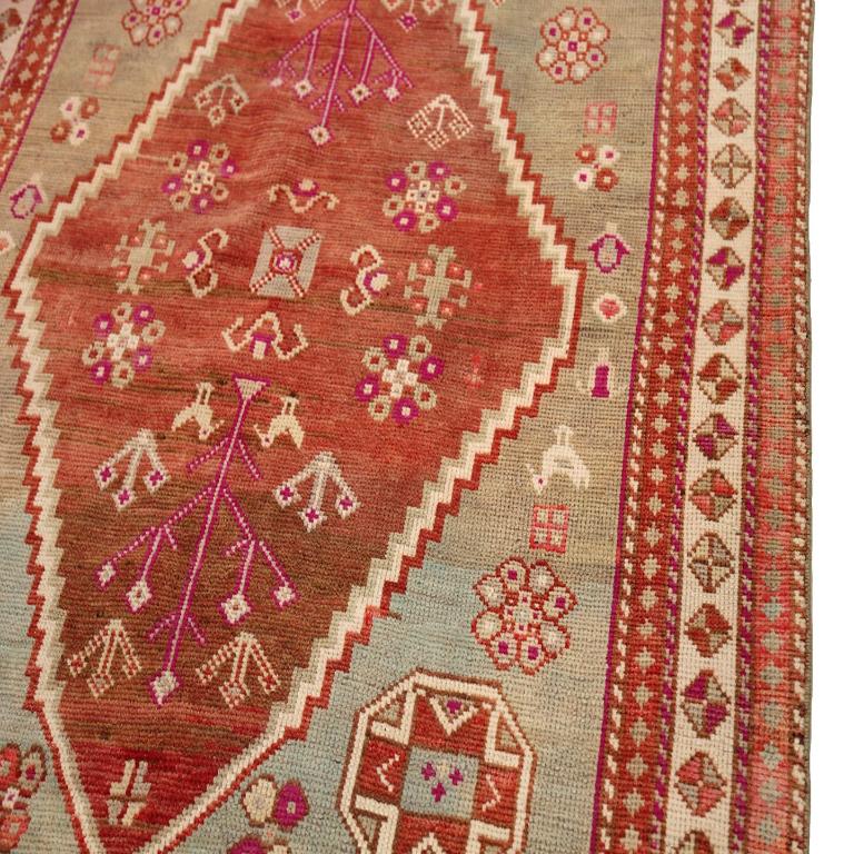 Türkischer Anatoly Kleiner Teppich - Wolle Elfenbein Hellblau Rot Design - 92998 (20. Jahrhundert) im Angebot