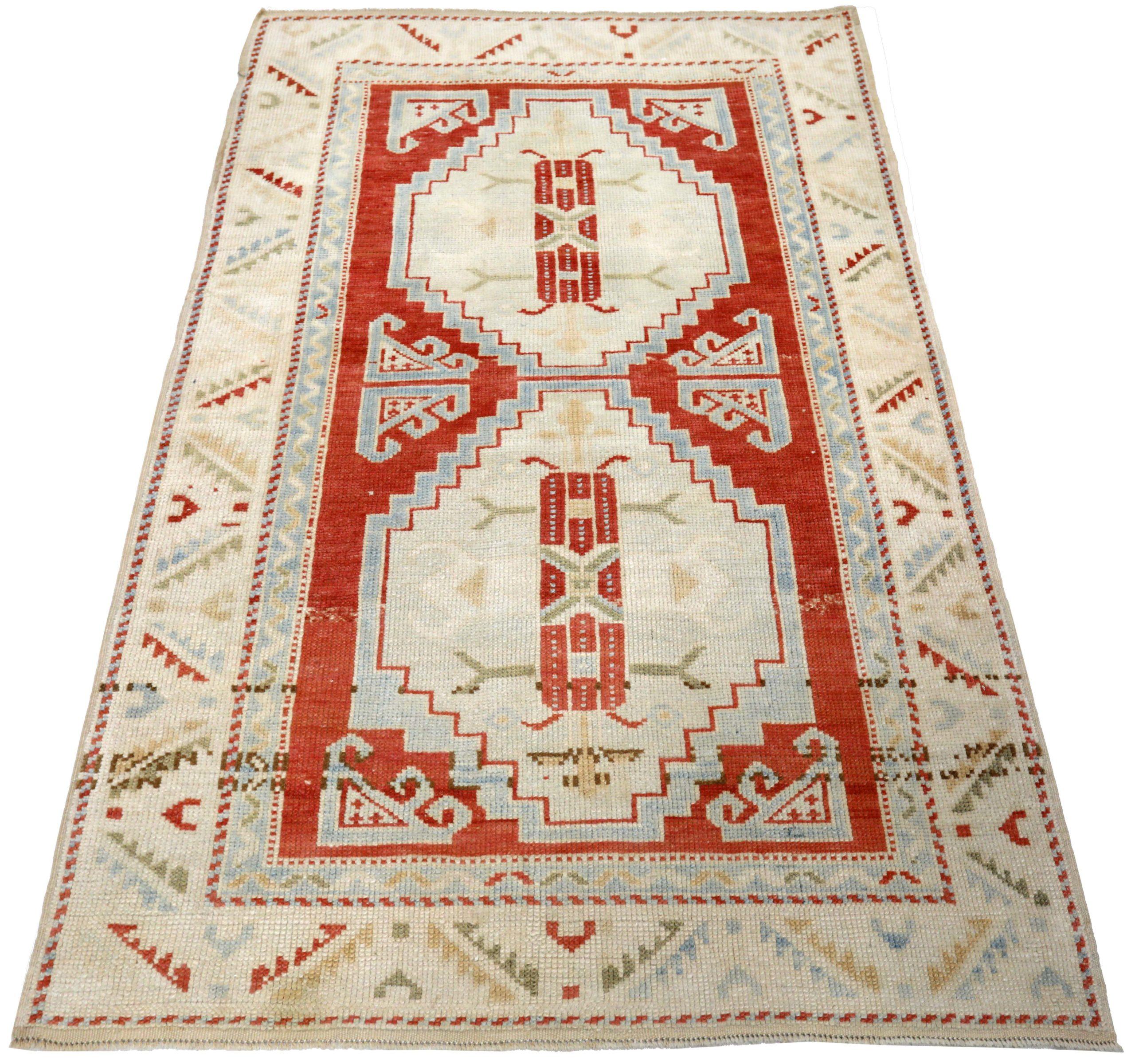 Entdecken Sie die Eleganz von Turkey Anatoly mit dem kleinen Teppich CIRCA 1940. Dieses exklusive Design aus Wolle und ElfenbeinHellblauRot ist perfekt, um Ihren Raum zu verschönern.