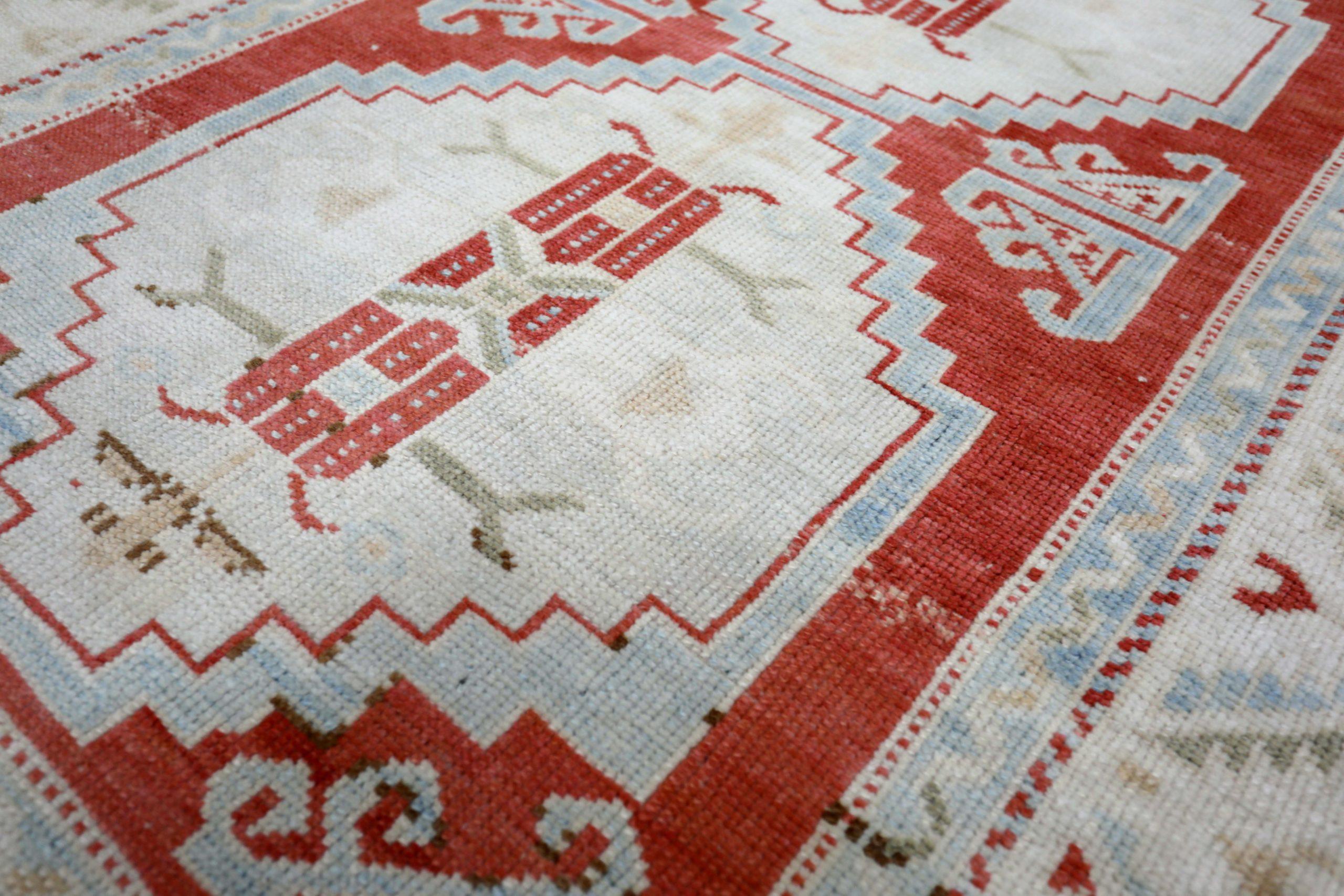 Türkischer Anatoly Kleiner Teppich - Wolle Elfenbein Hellblau Rot Design - 93241 im Zustand „Hervorragend“ im Angebot in Dallas, TX
