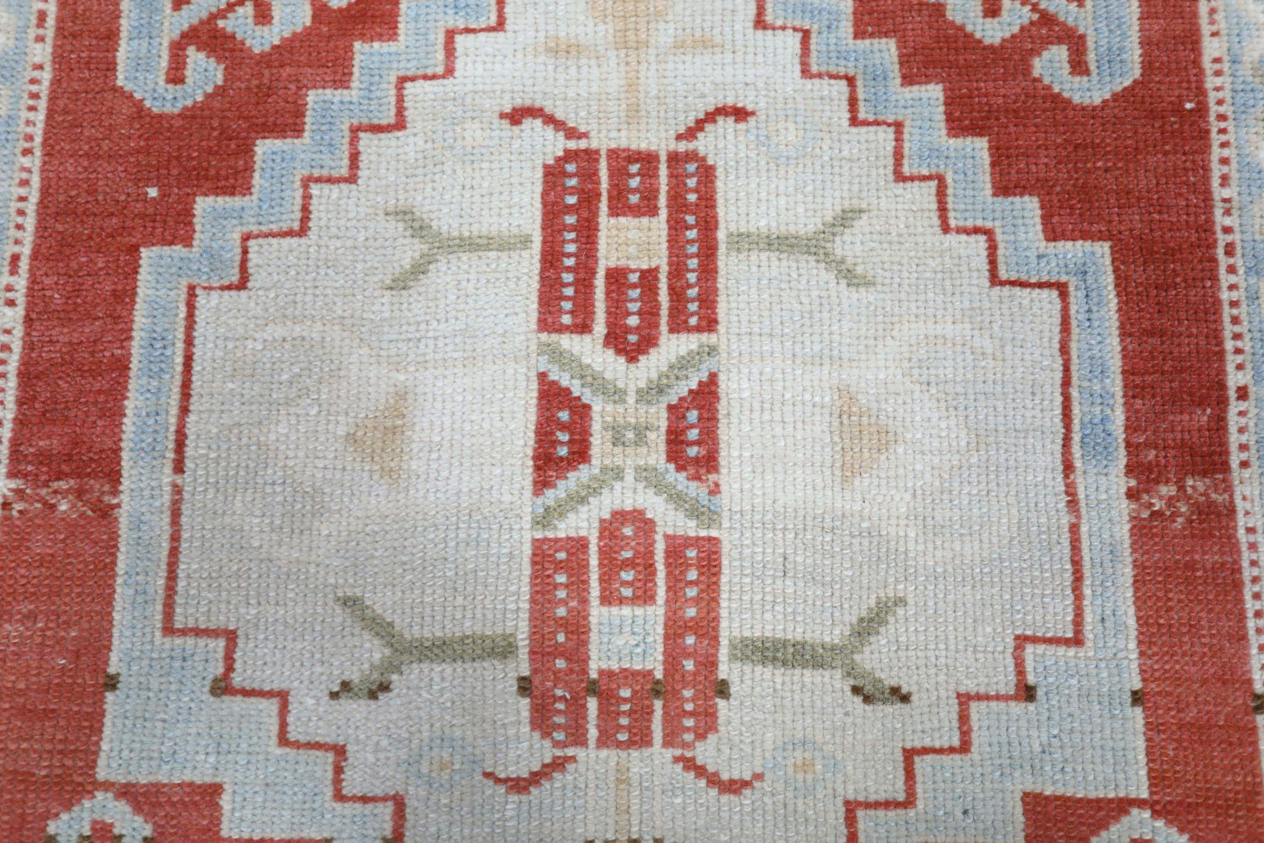 Türkischer Anatoly Kleiner Teppich - Wolle Elfenbein Hellblau Rot Design - 93241 (20. Jahrhundert) im Angebot
