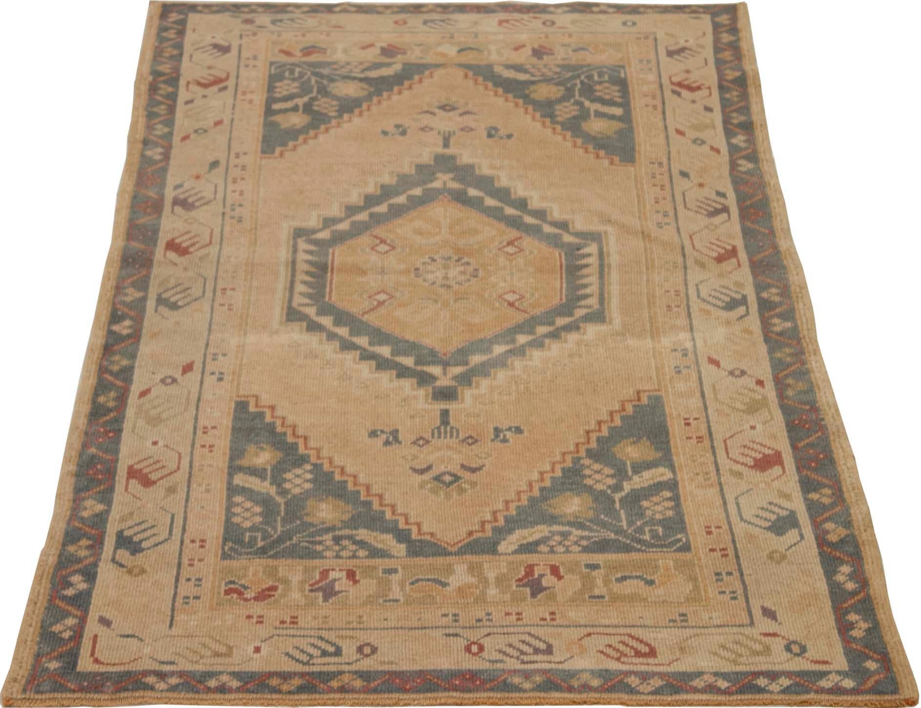 Entdecken Sie die Eleganz von Turkey Anatoly mit dem kleinen Teppich CIRCA 1940. Dieses exklusive Design aus Wolle und Elfenbein-Marineblau eignet sich perfekt zur Verschönerung Ihres Raums.