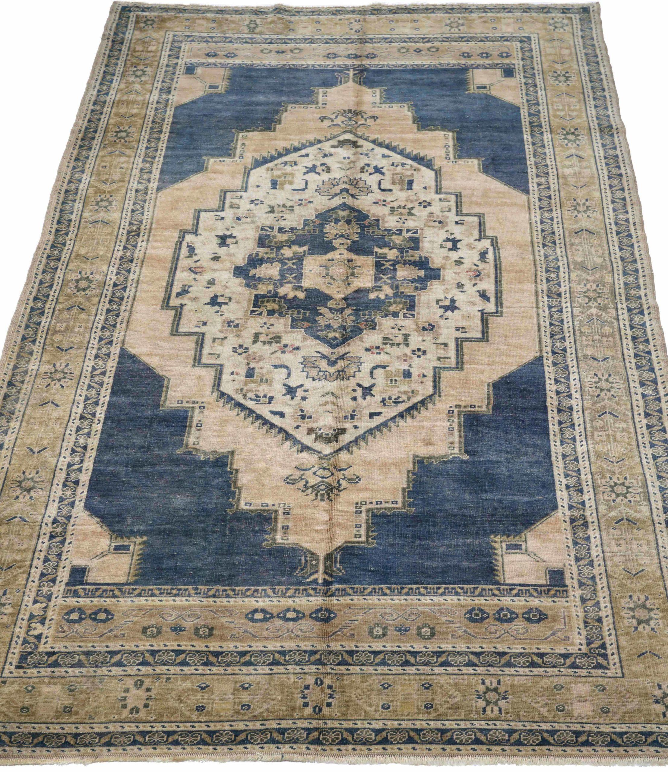 Entdecken Sie die Eleganz von Turkey Anatoly mit dem kleinen Teppich CIRCA 1940. Dieses exklusive Design aus Wolle und Elfenbein-Marineblau eignet sich perfekt zur Verschönerung Ihres Raums.