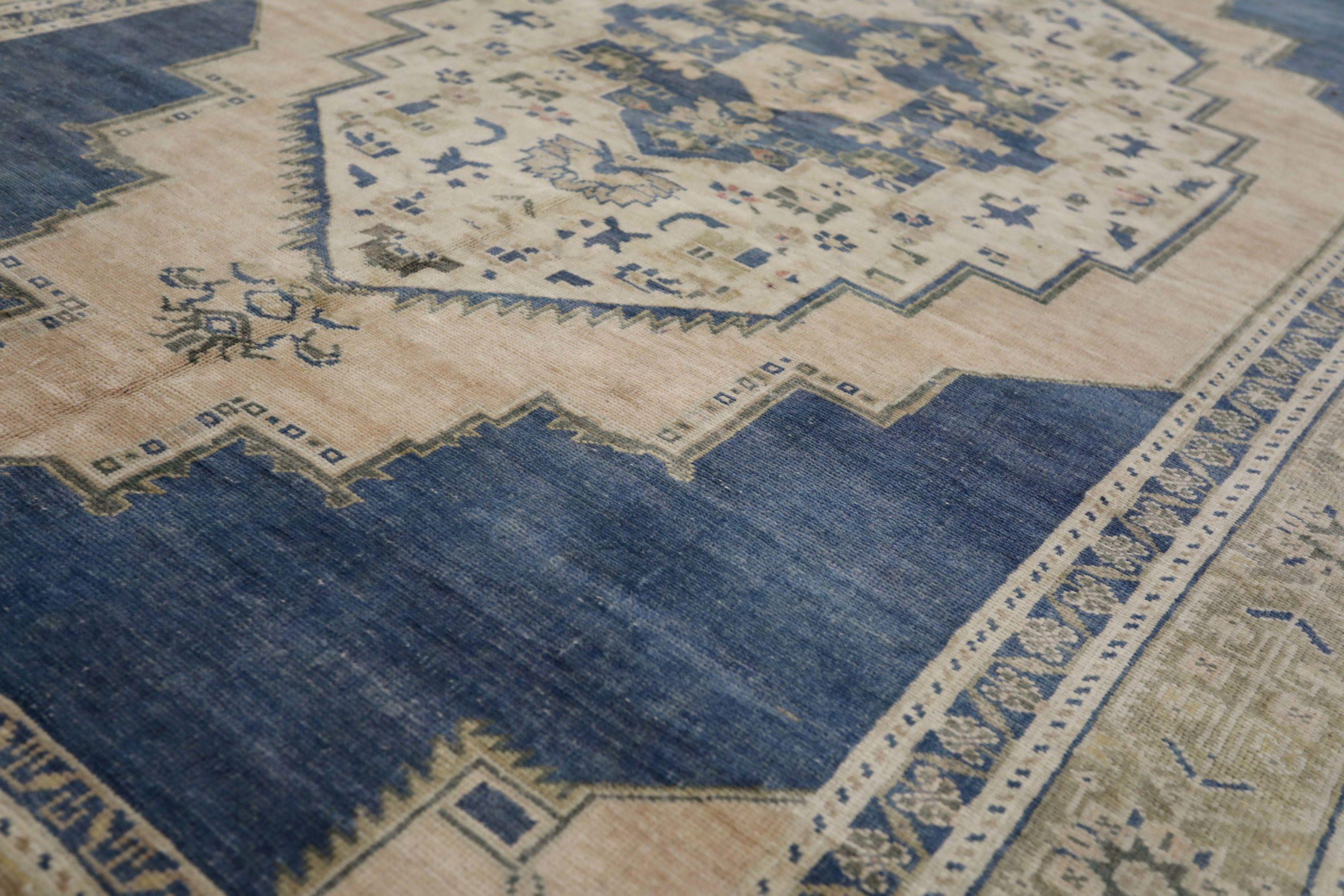 Türkischer Anatoly Kleiner Teppich - Wolle Elfenbein Marineblau Design - 93110 im Zustand „Hervorragend“ im Angebot in Dallas, TX