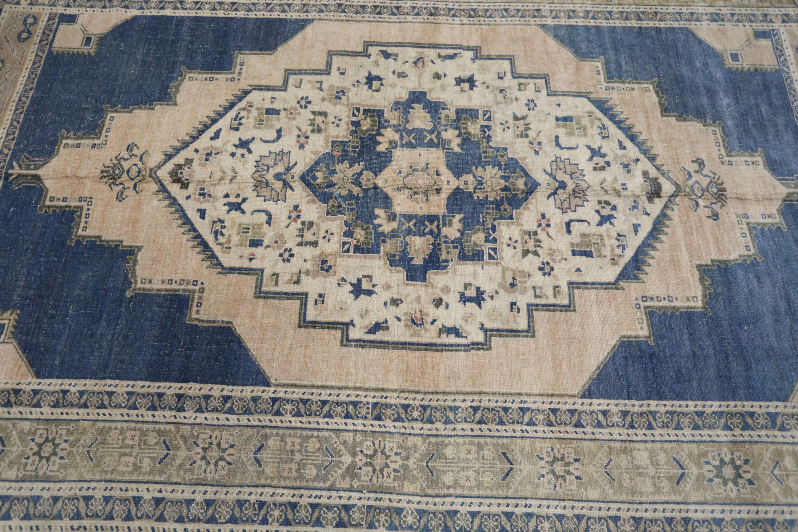 Türkischer Anatoly Kleiner Teppich - Wolle Elfenbein Marineblau Design - 93110 im Angebot 1