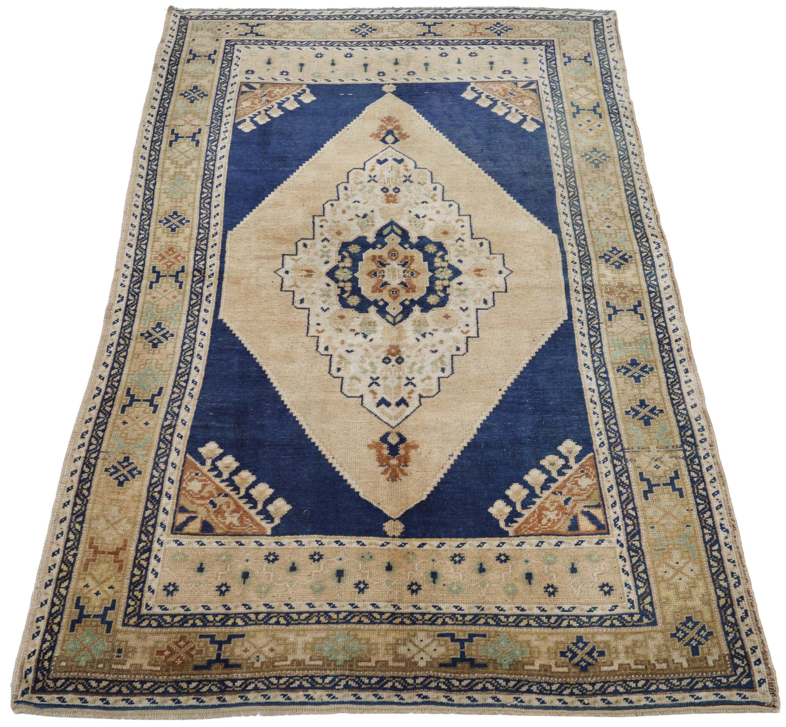 Entdecken Sie die Eleganz von Turkey Anatoly mit dem kleinen Teppich CIRCA 1940. Dieses exklusive Design aus Wolle und Elfenbein-Marineblau eignet sich perfekt zur Verschönerung Ihres Raums.
