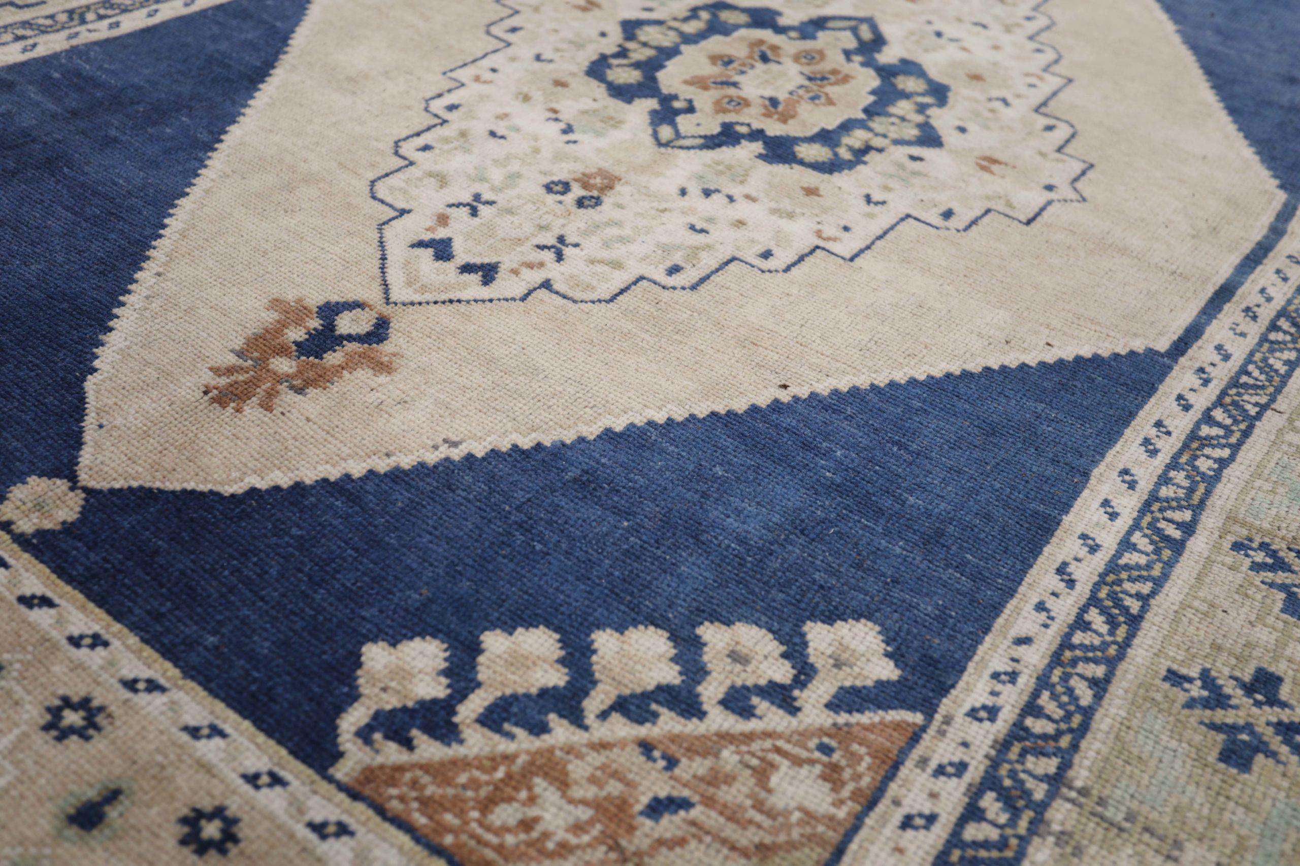 Türkischer Anatoly Kleiner Teppich - Wolle Elfenbein Marineblau Design - 93120 im Zustand „Hervorragend“ im Angebot in Dallas, TX