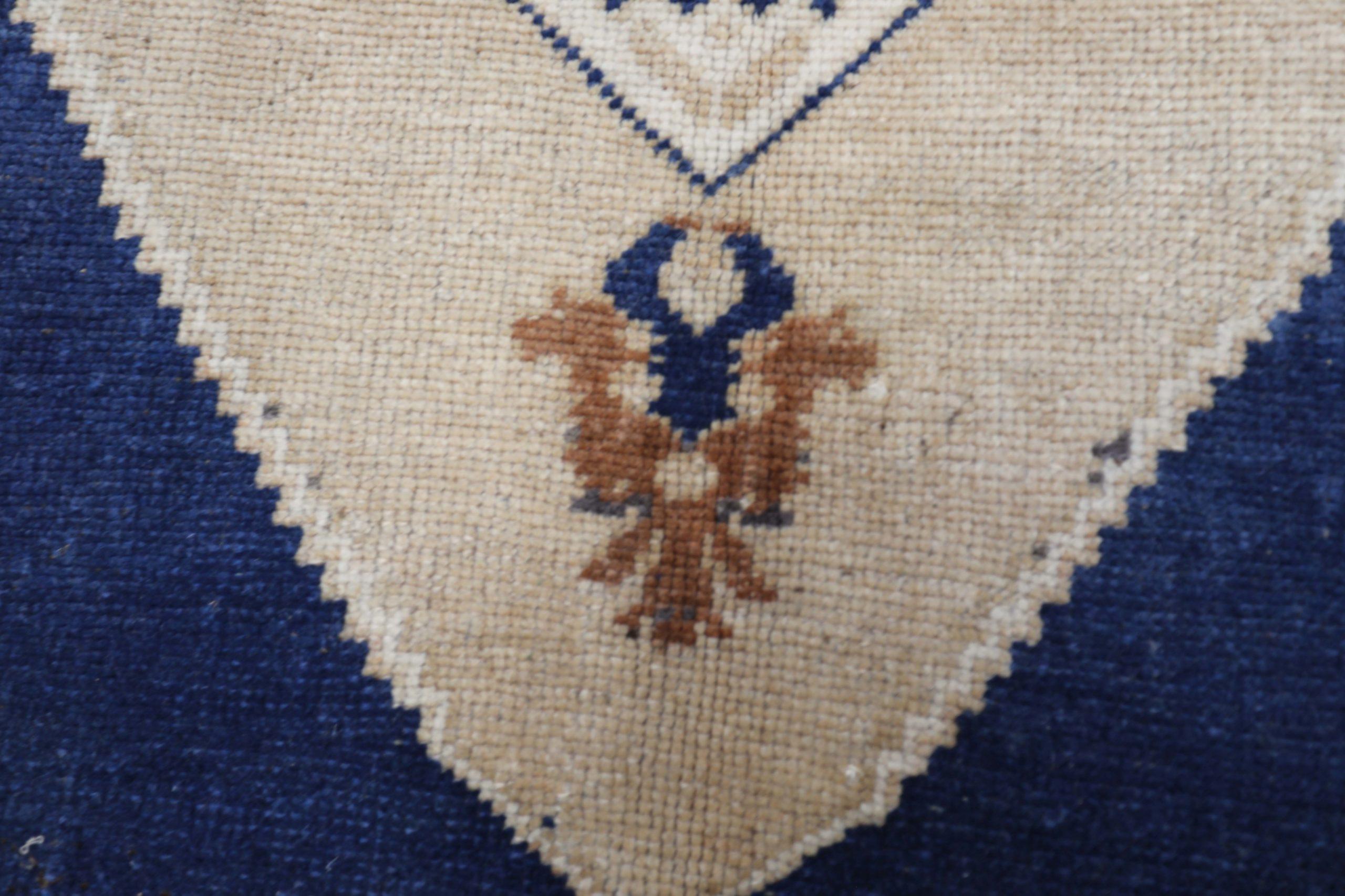 Türkischer Anatoly Kleiner Teppich - Wolle Elfenbein Marineblau Design - 93120 (20. Jahrhundert) im Angebot