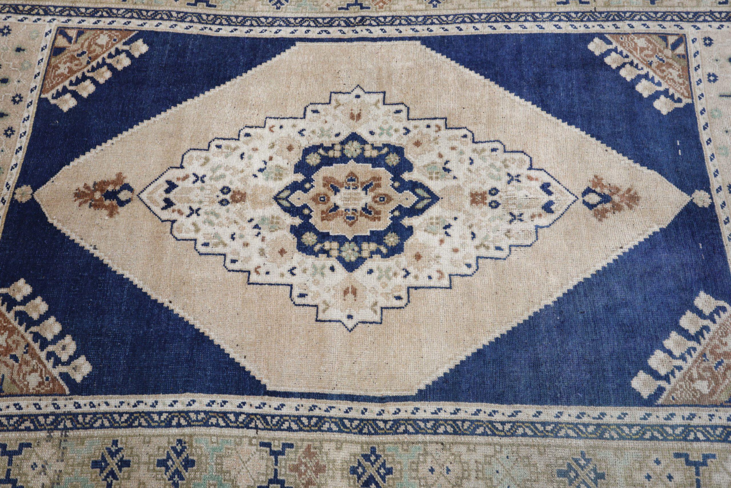 Türkischer Anatoly Kleiner Teppich - Wolle Elfenbein Marineblau Design - 93120 im Angebot 1