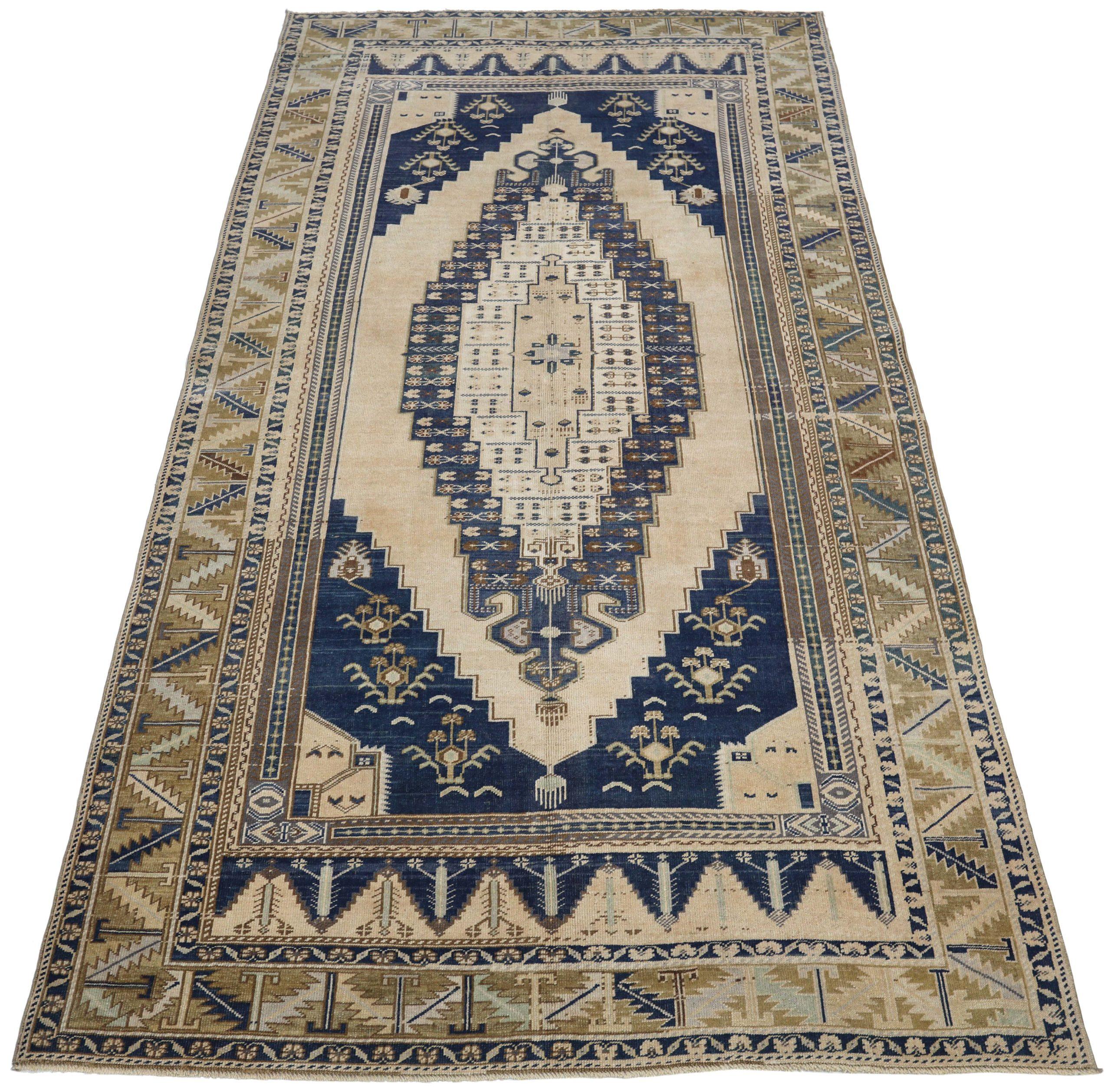 Entdecken Sie die Eleganz von Turkey Anatoly mit dem kleinen Teppich CIRCA 1940. Dieses exklusive Design aus Wolle und Elfenbein-Marineblau eignet sich perfekt zur Verschönerung Ihres Raums.