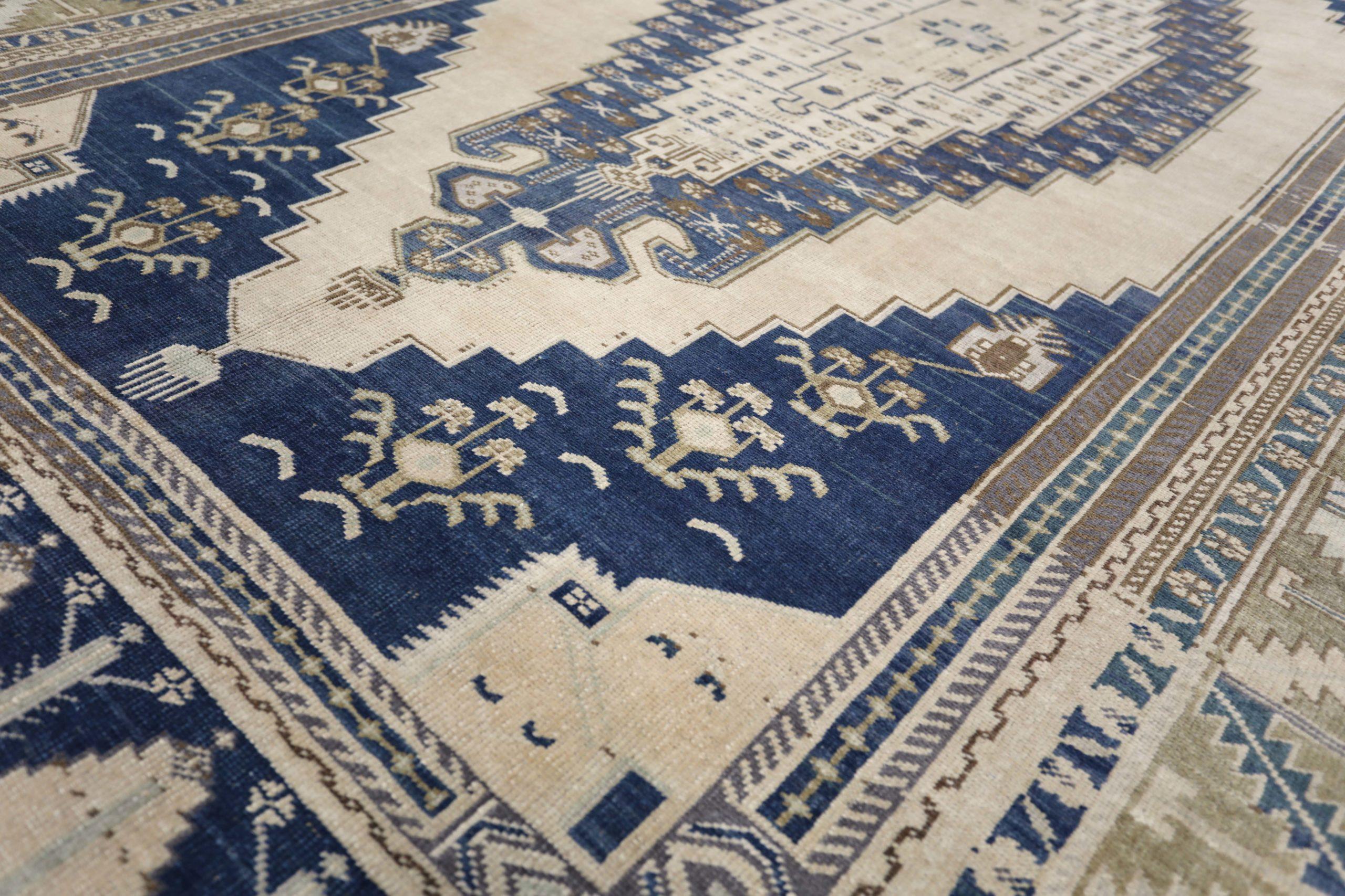 Türkischer Anatoly Kleiner Teppich - Wolle Elfenbein Marineblau Design - 93140 im Zustand „Hervorragend“ im Angebot in Dallas, TX