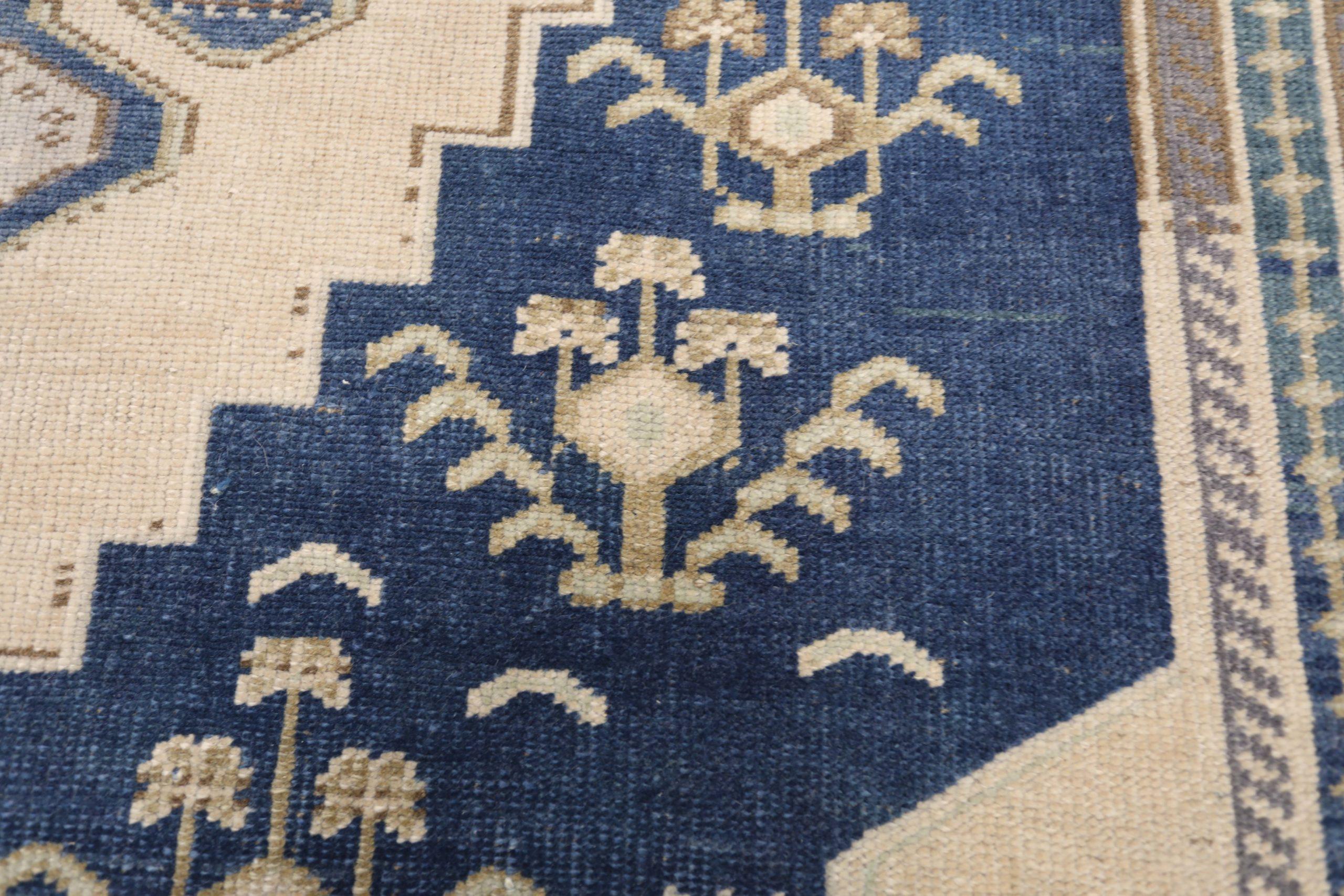 Türkischer Anatoly Kleiner Teppich - Wolle Elfenbein Marineblau Design - 93140 (20. Jahrhundert) im Angebot