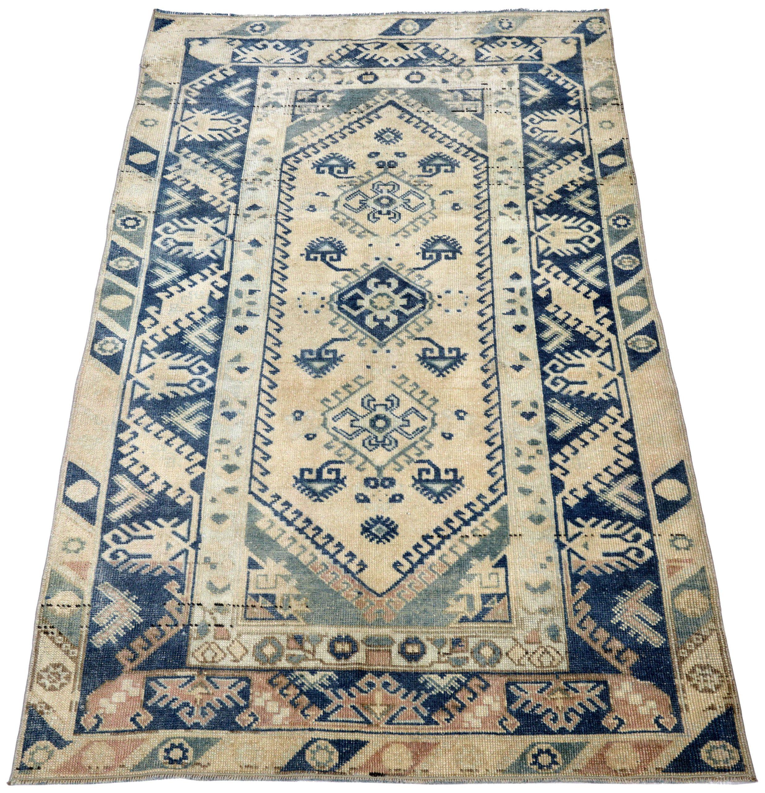 Entdecken Sie die Eleganz von Turkey Anatoly mit dem kleinen Teppich CIRCA 1940. Dieses exklusive Design aus Wolle und Elfenbein-Marineblau eignet sich perfekt zur Verschönerung Ihres Raums.