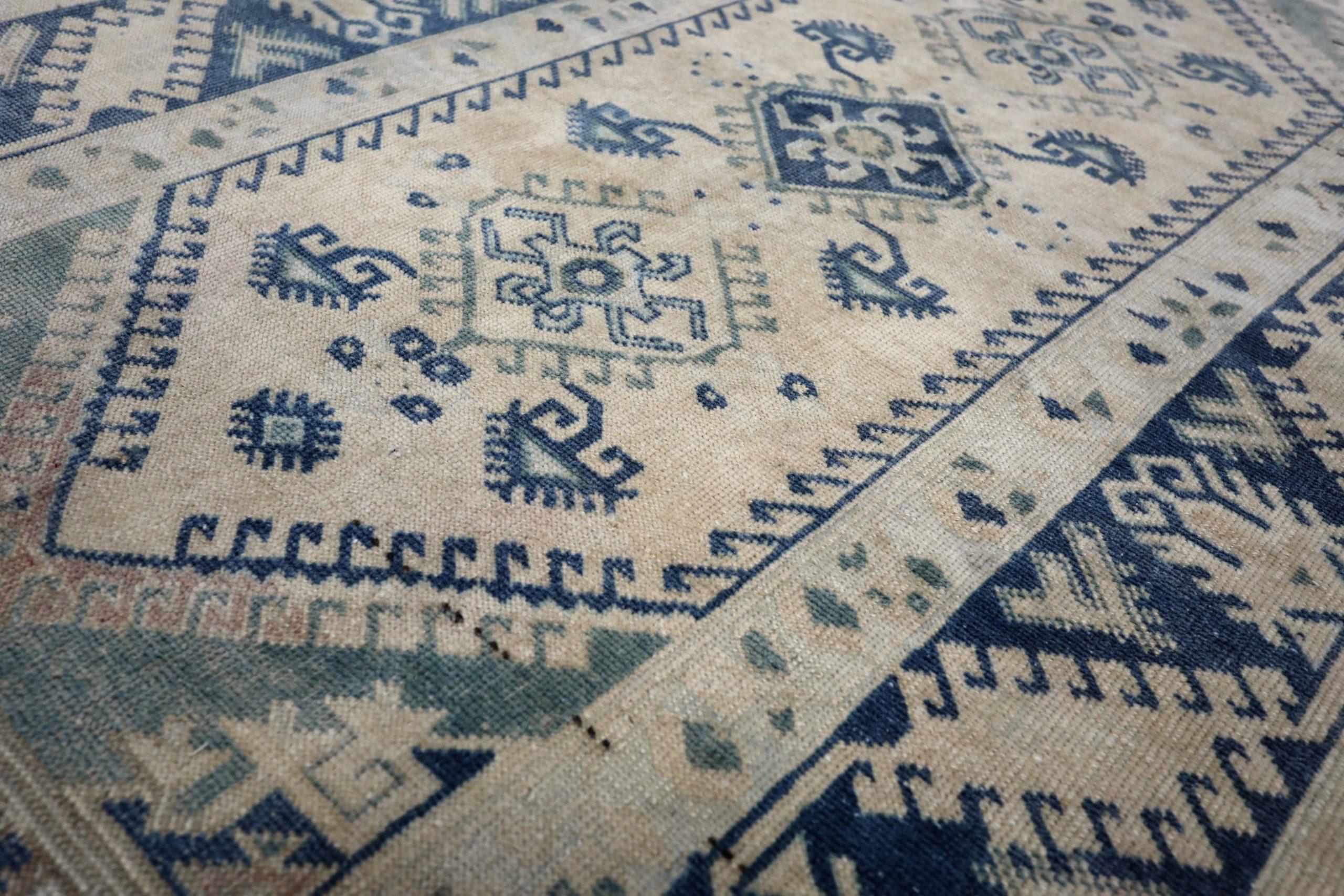 Türkischer Anatoly Kleiner Teppich - Wolle Elfenbein Marineblau Design - 93142 im Zustand „Hervorragend“ im Angebot in Dallas, TX