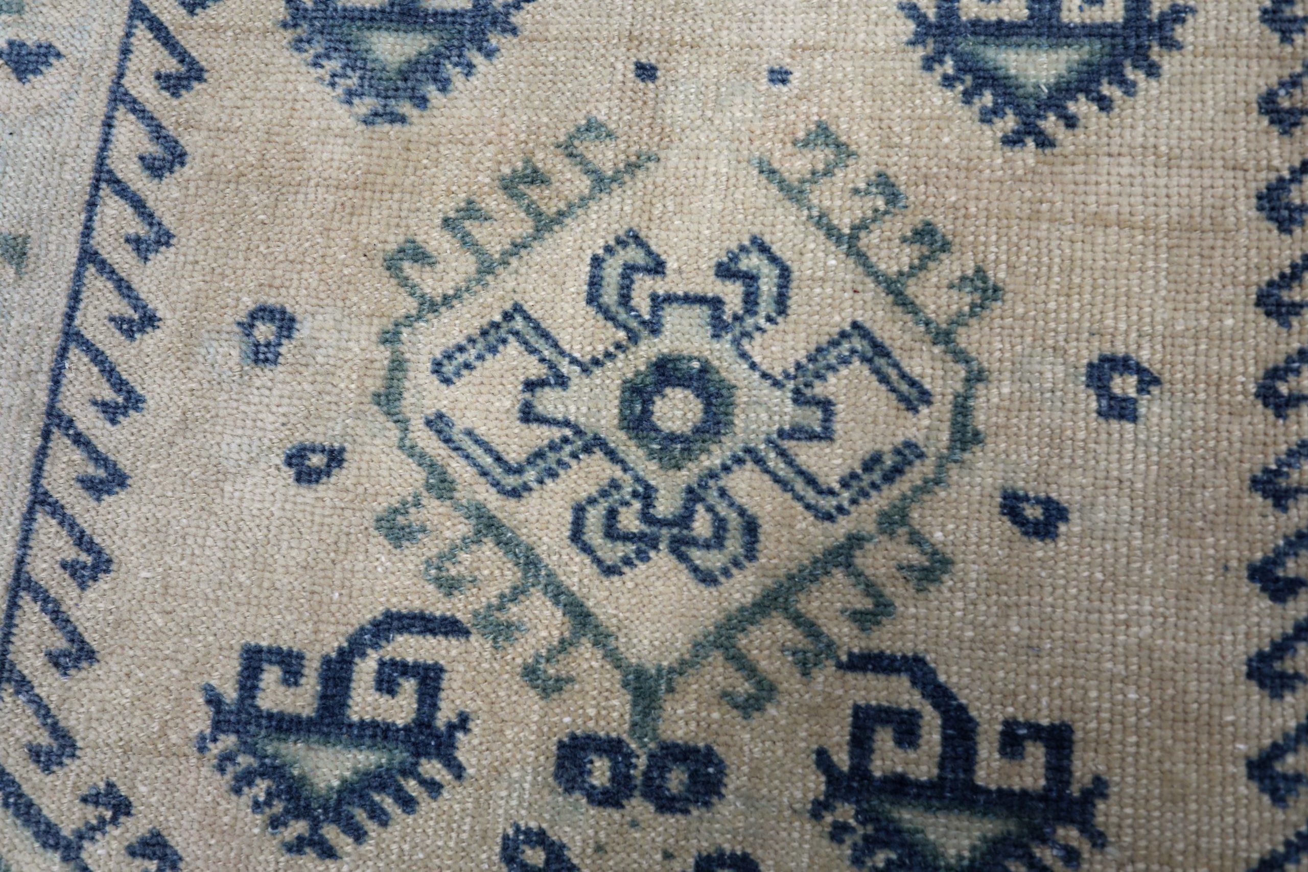 Türkischer Anatoly Kleiner Teppich - Wolle Elfenbein Marineblau Design - 93142 (20. Jahrhundert) im Angebot
