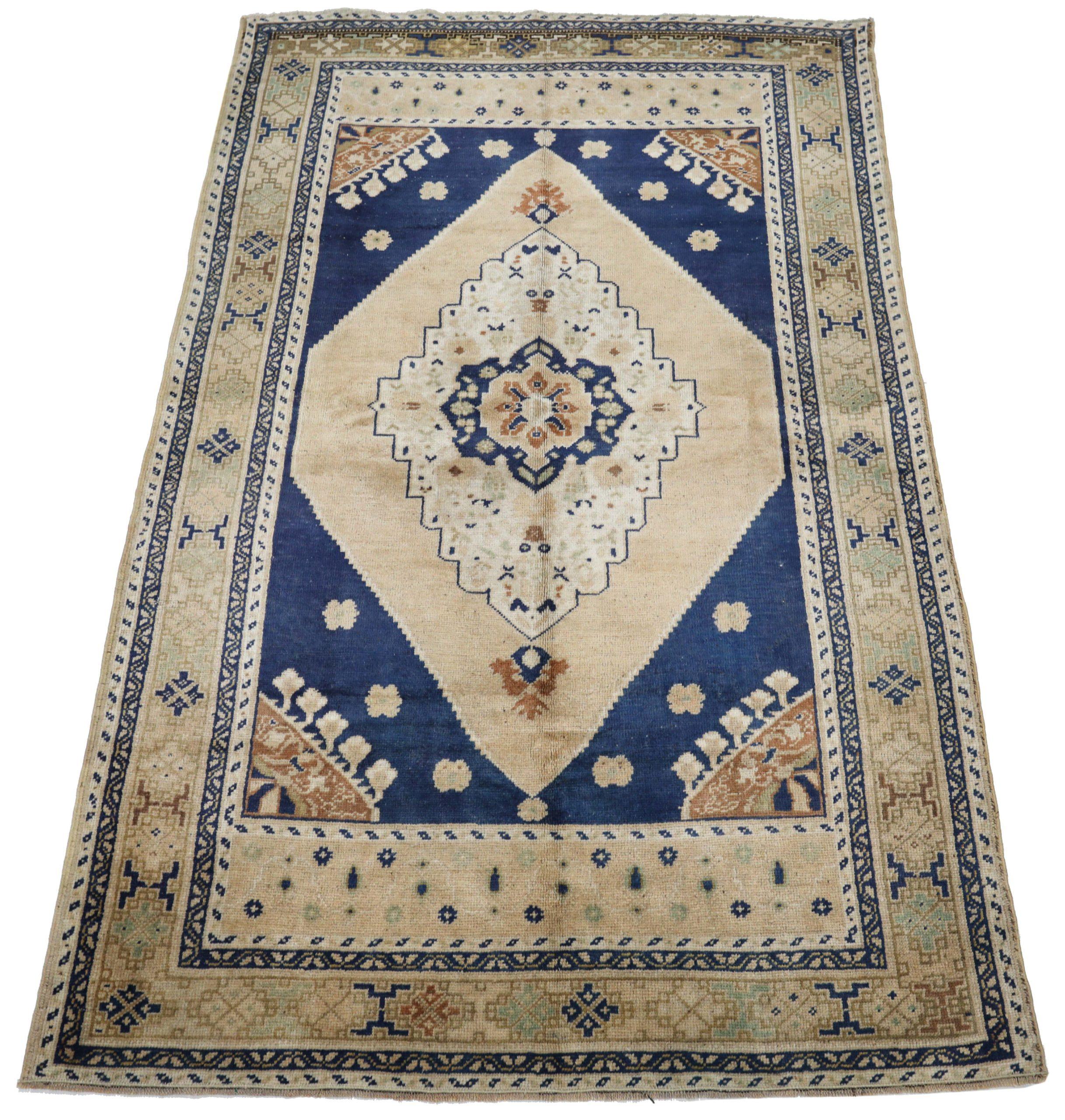 Entdecken Sie die Eleganz von Turkey Anatoly mit dem kleinen Teppich CIRCA 1940. Dieses exklusive Design aus Wolle und Elfenbein-Marineblau eignet sich perfekt zur Verschönerung Ihres Raums.