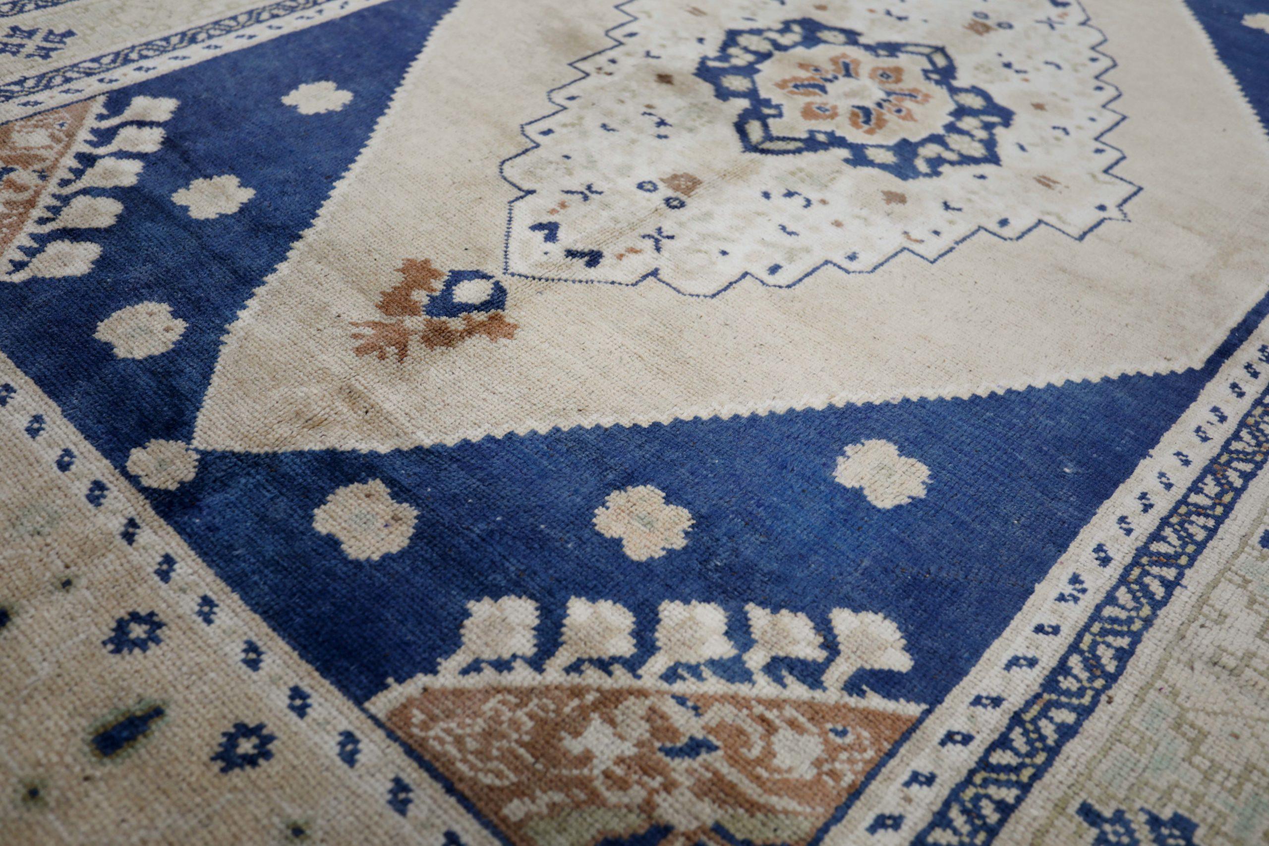 Türkischer Anatoly Kleiner Teppich - Wolle Elfenbein Marineblau Design - 93146 im Zustand „Hervorragend“ im Angebot in Dallas, TX