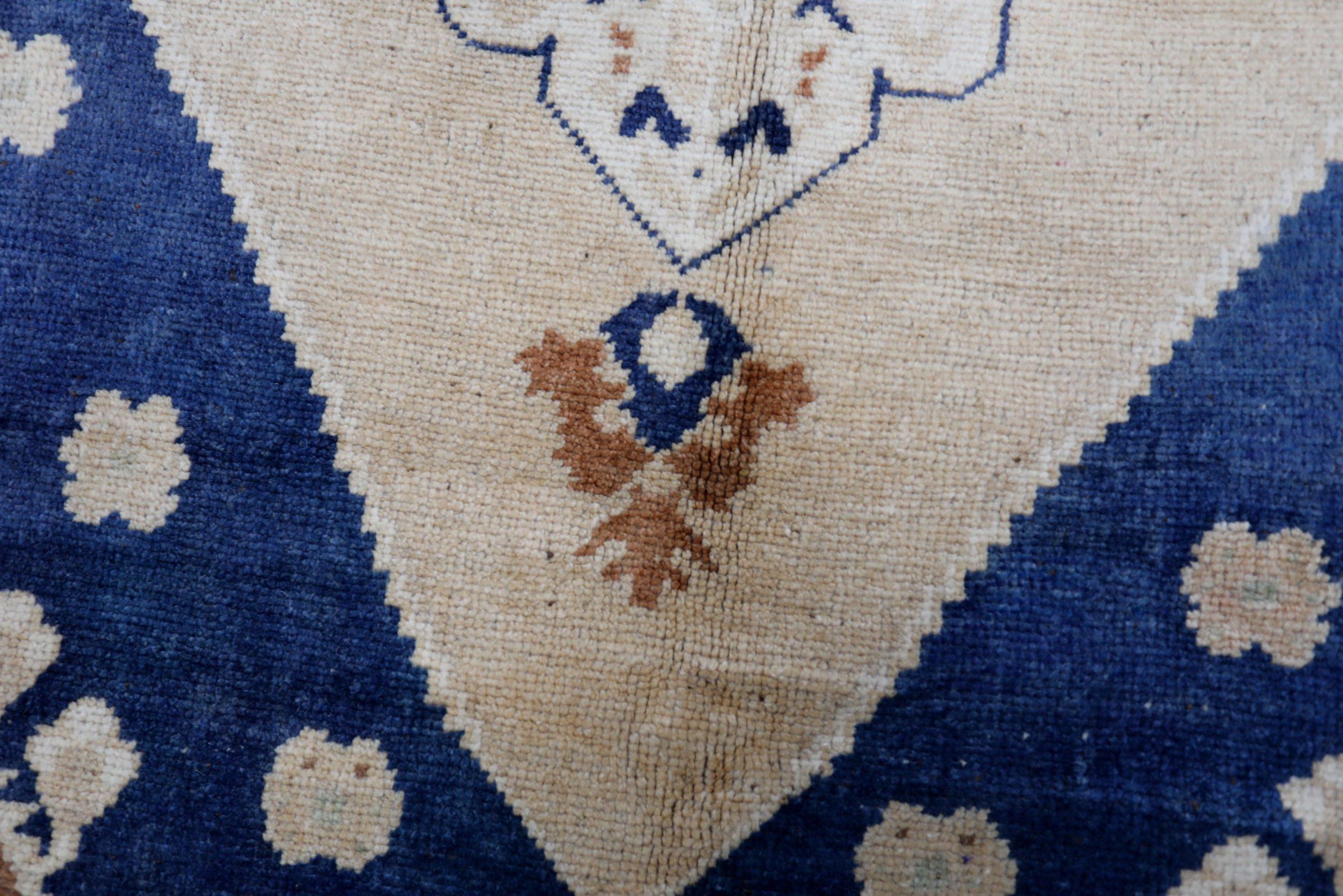 Türkischer Anatoly Kleiner Teppich - Wolle Elfenbein Marineblau Design - 93146 (20. Jahrhundert) im Angebot
