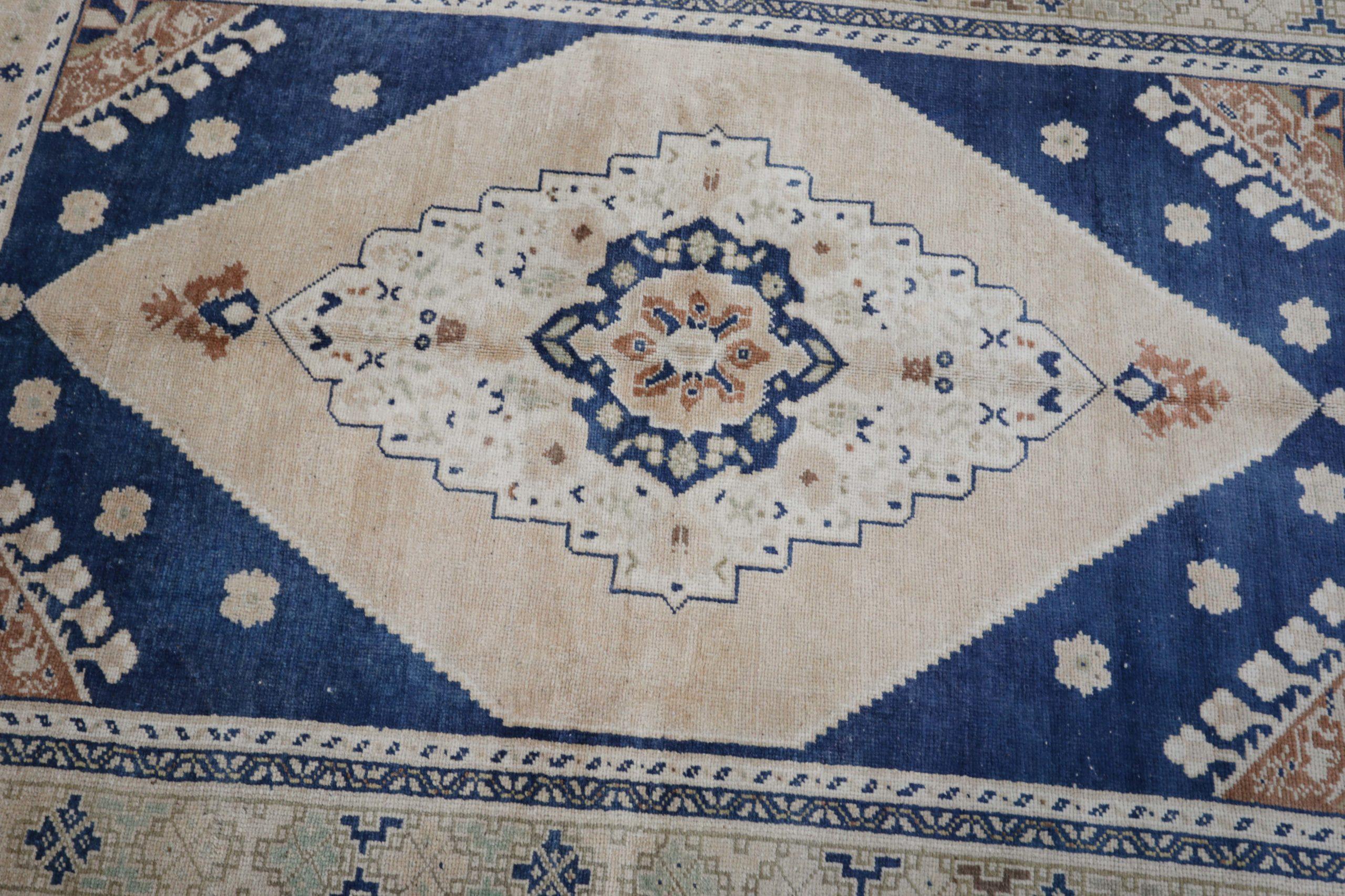 Türkischer Anatoly Kleiner Teppich - Wolle Elfenbein Marineblau Design - 93146 im Angebot 1