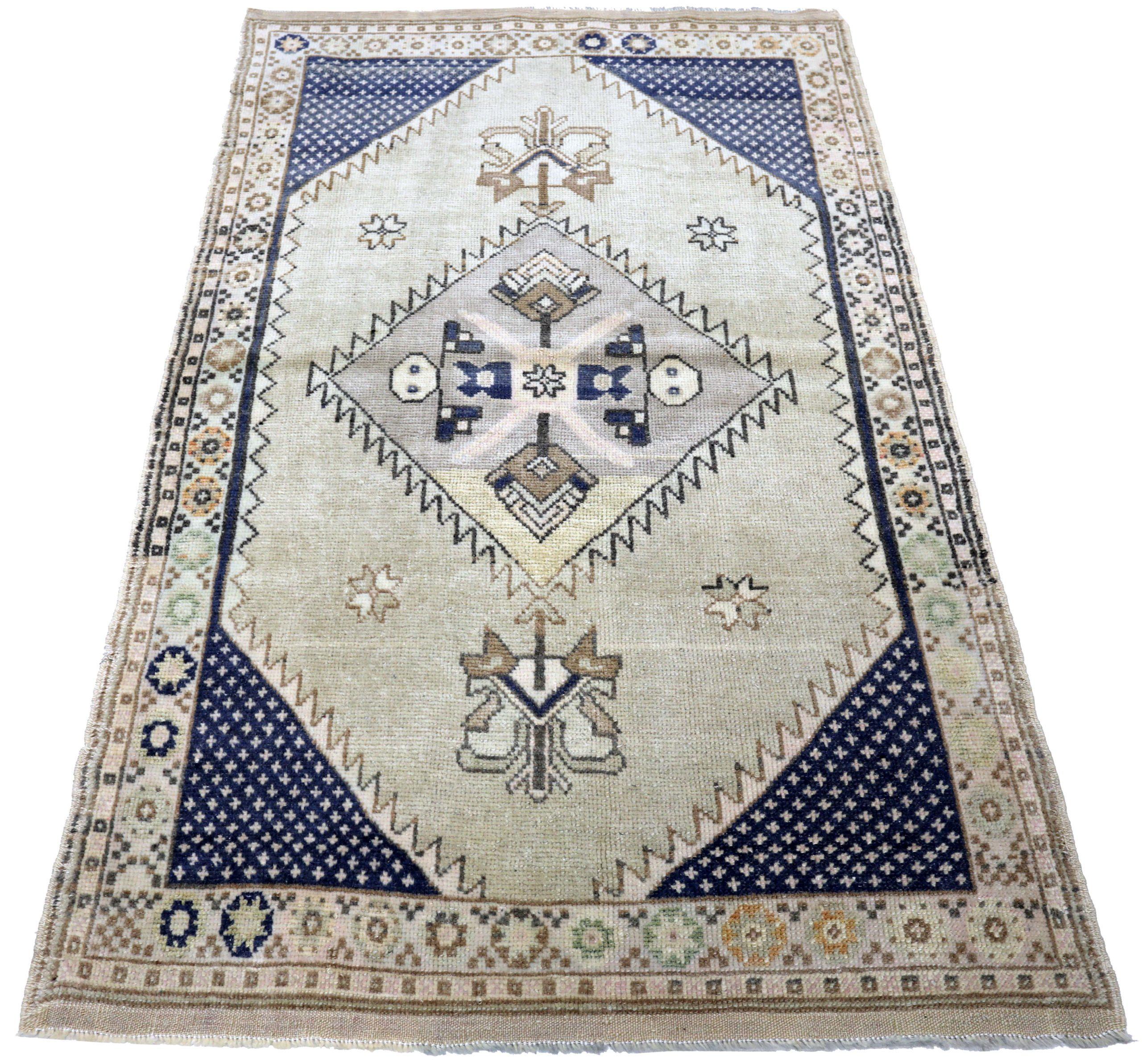 Entdecken Sie die Eleganz von Turkey Anatoly mit dem kleinen Teppich CIRCA 1940. Dieses exklusive Design aus Wolle und Elfenbein-Marineblau eignet sich perfekt zur Verschönerung Ihres Raums.