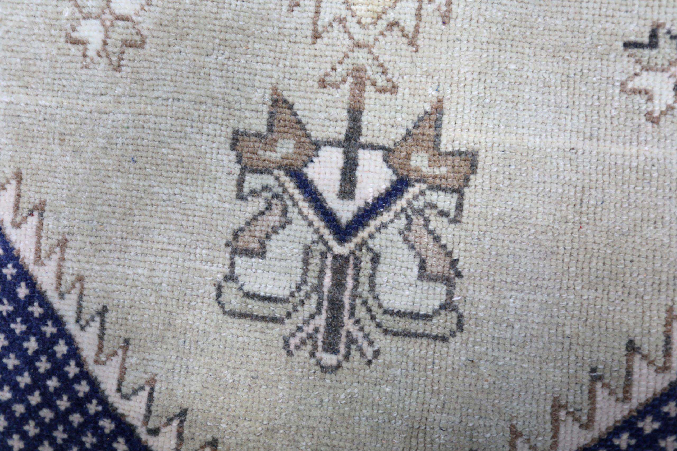 Türkischer Anatoly Kleiner Teppich - Wolle Elfenbein Marineblau Design - 93238 (20. Jahrhundert) im Angebot