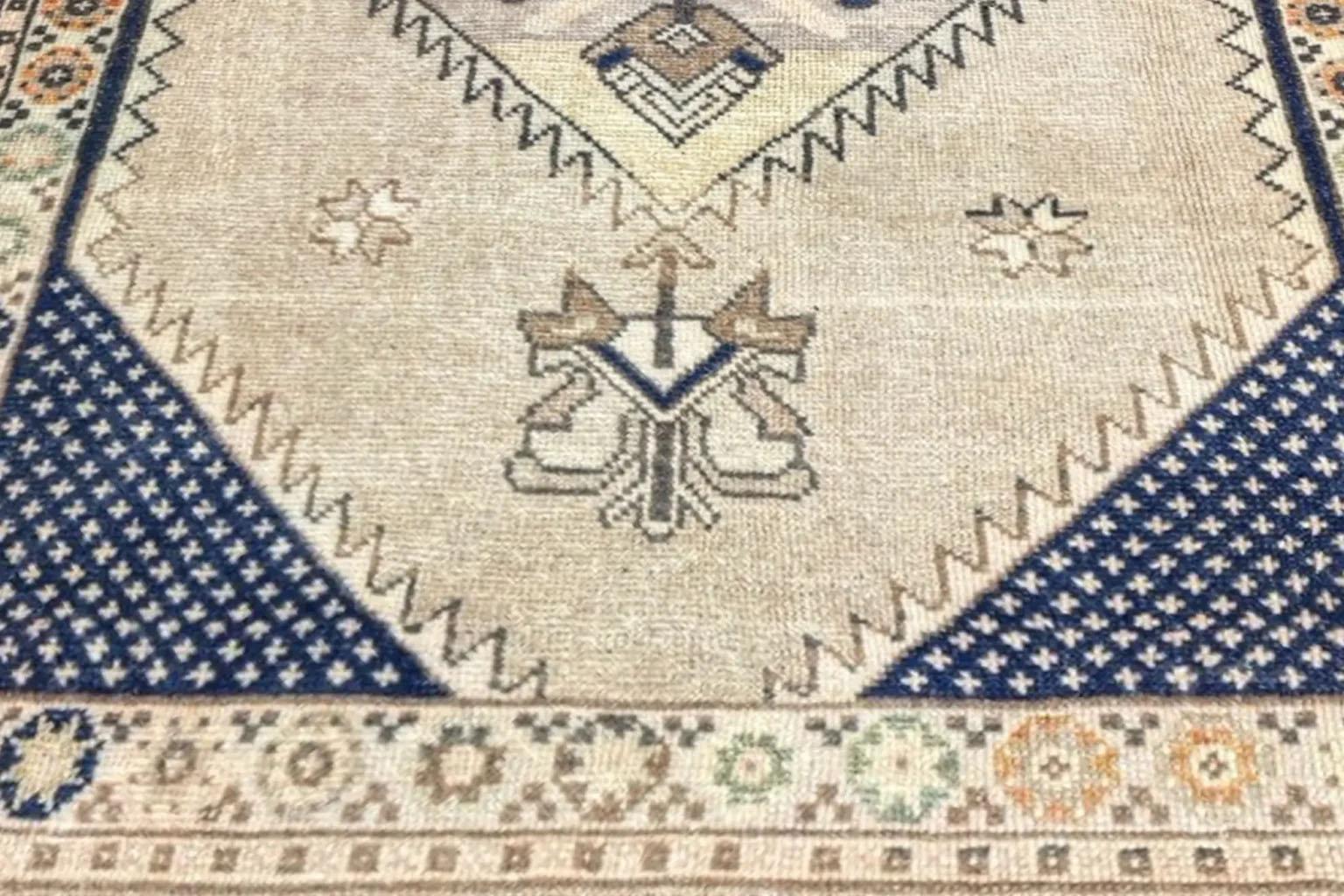 Hand-Woven Turkey Anatoly Small Rug - Wool Ivory Navy Blue Design - 93238 For Sale