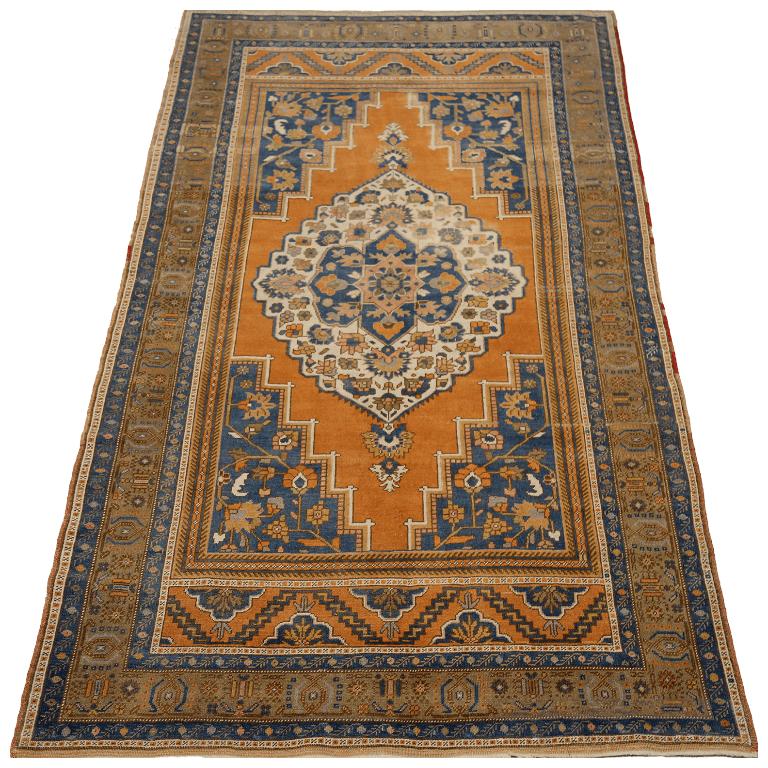 Scopri l'eleganza del tappeto Turkey Anatoly Small Rug di CIRCA 1940. Progettato in lana e avorio, questo design esclusivo è perfetto per valorizzare il tuo spazio.
