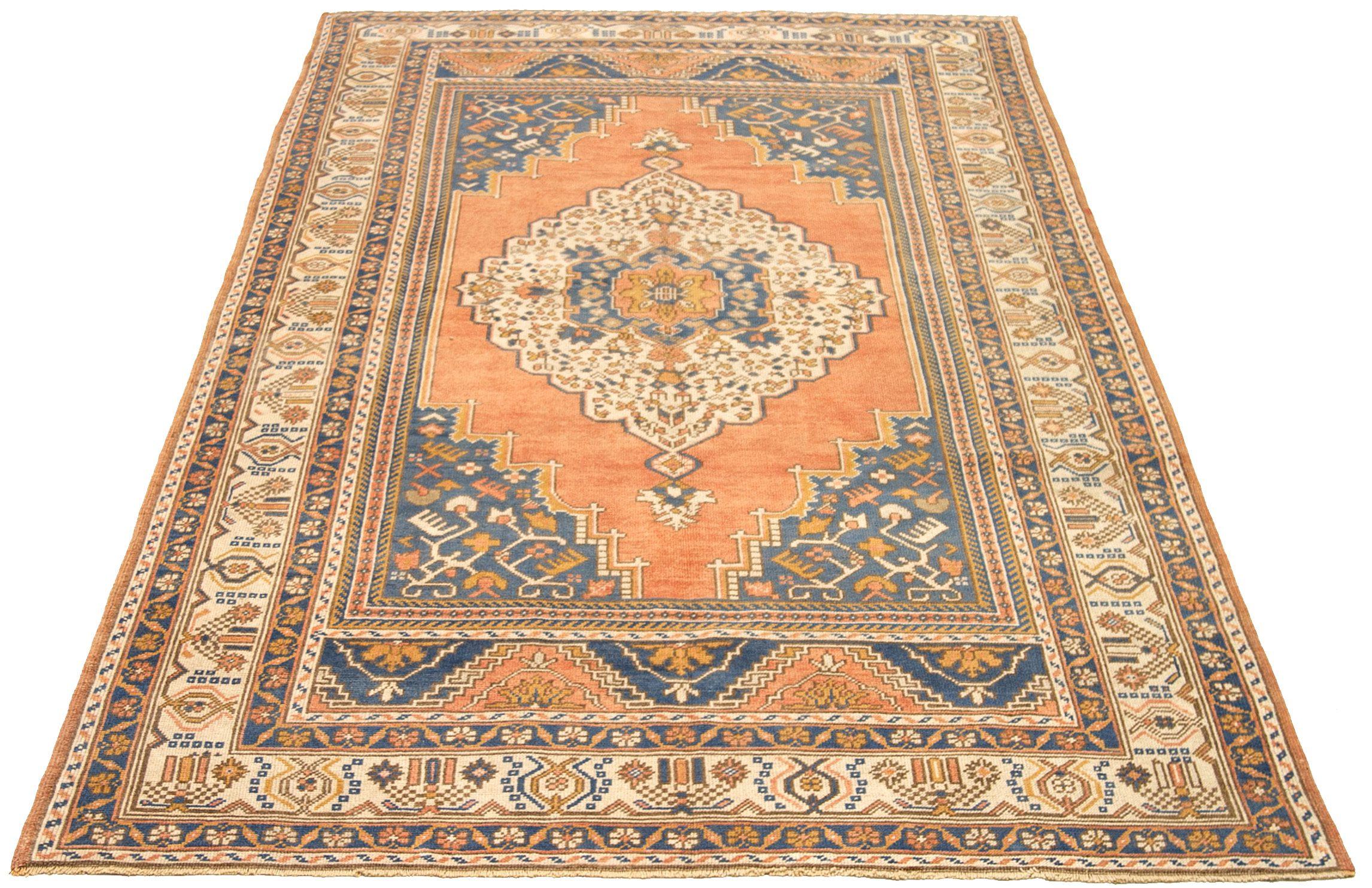 Entdecken Sie die Eleganz von Turkey Anatoly mit dem kleinen Teppich CIRCA 1940. Dieses exklusive Design aus Wolle und ElfenbeinMarineblauRosa ist perfekt, um Ihren Raum zu verschönern.