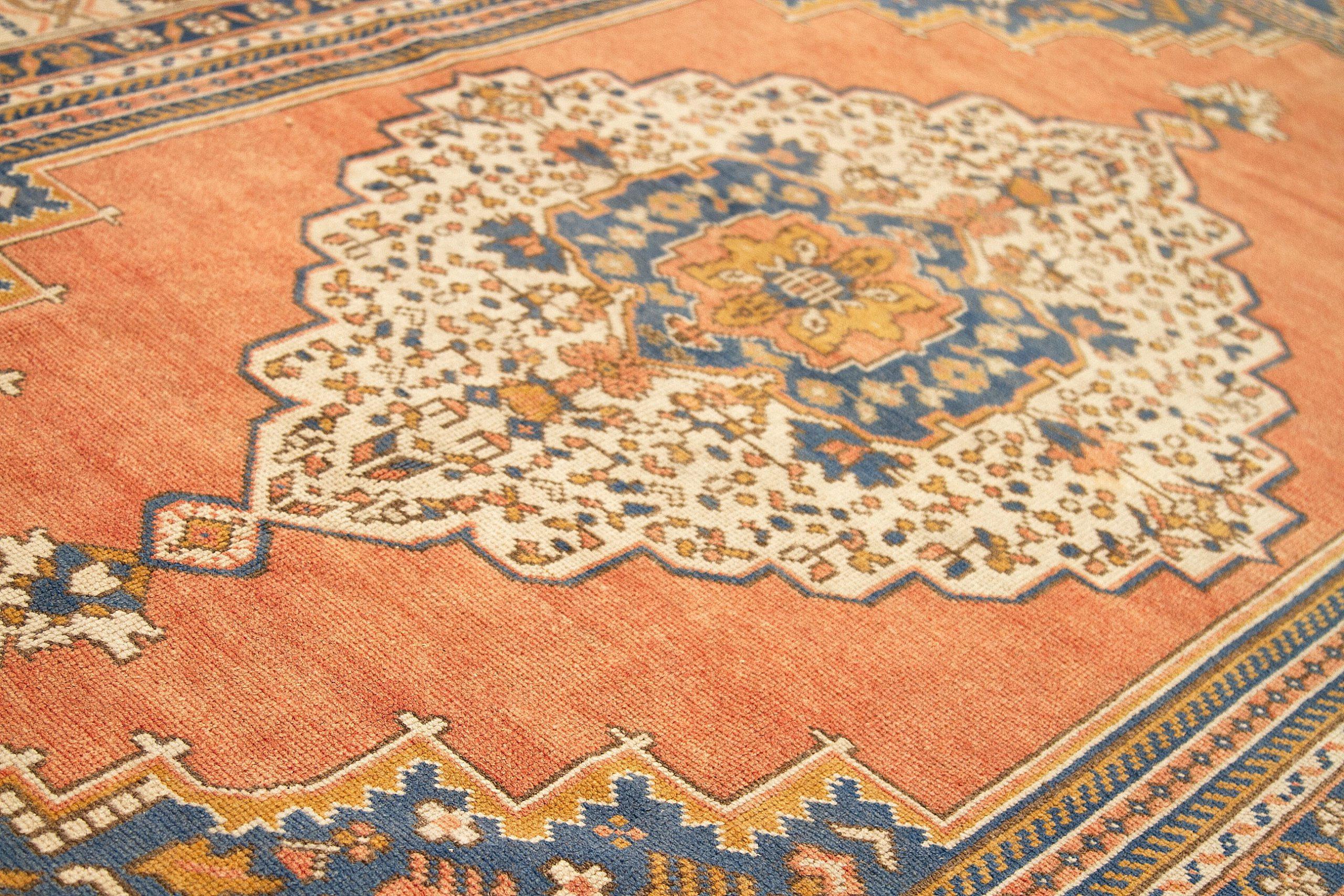 Turkey Anatoly Kleiner Teppich - Wolle Elfenbein Marineblau Blau Rosa Design - 92762 (Türkisch) im Angebot