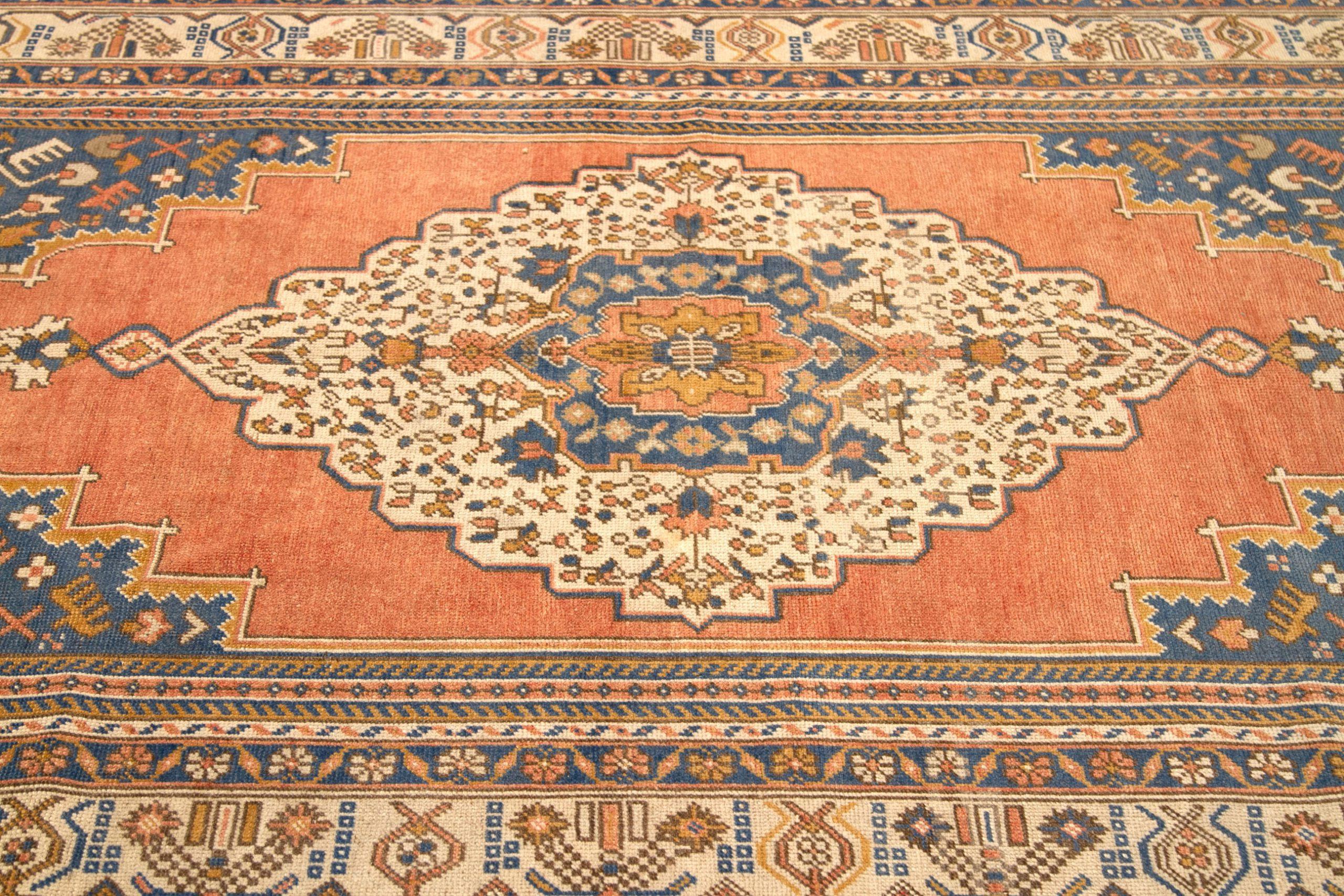 Turkey Anatoly Kleiner Teppich - Wolle Elfenbein Marineblau Blau Rosa Design - 92762 im Zustand „Hervorragend“ im Angebot in Dallas, TX