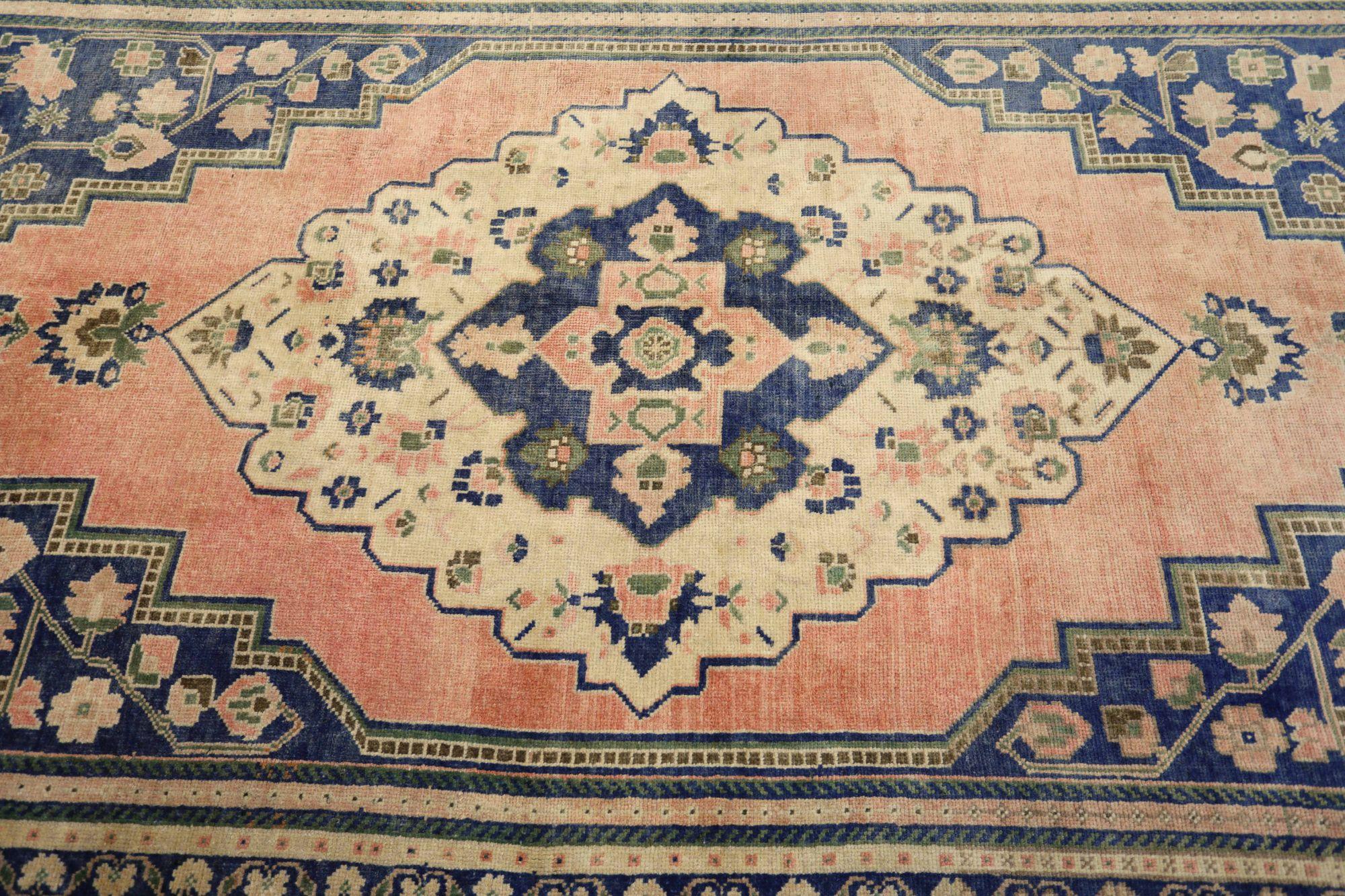 Entdecken Sie die Eleganz von Turkey Anatoly mit dem kleinen Teppich CIRCA 1940. Dieses exklusive Design aus Wolle und ElfenbeinMarineblauRosa ist perfekt, um Ihren Raum zu verschönern.