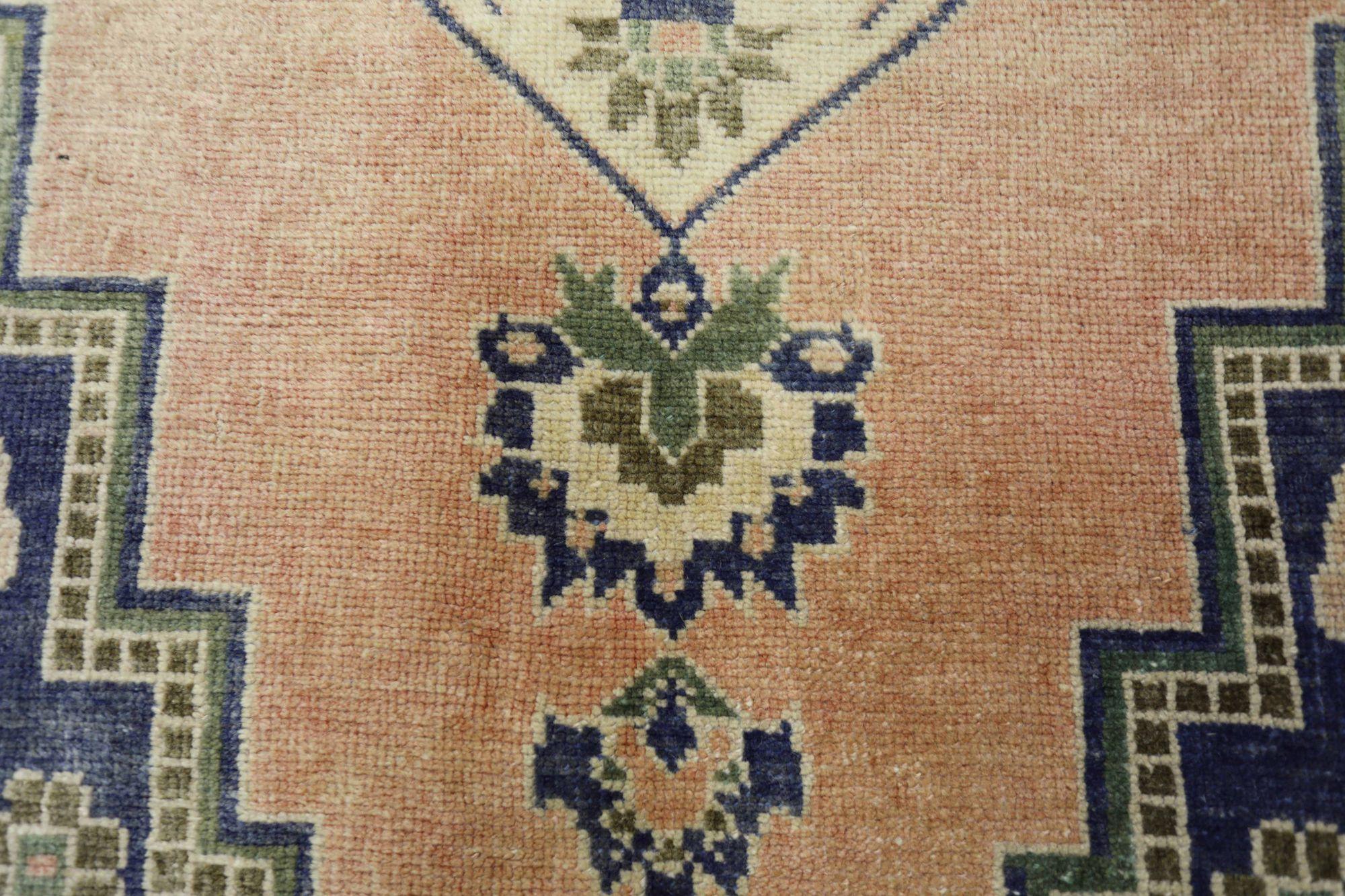 Türkischer Anatoly Kleiner Teppich - Wolle Elfenbein Marineblau Blau Rosa Design - 93025 im Zustand „Hervorragend“ im Angebot in Dallas, TX