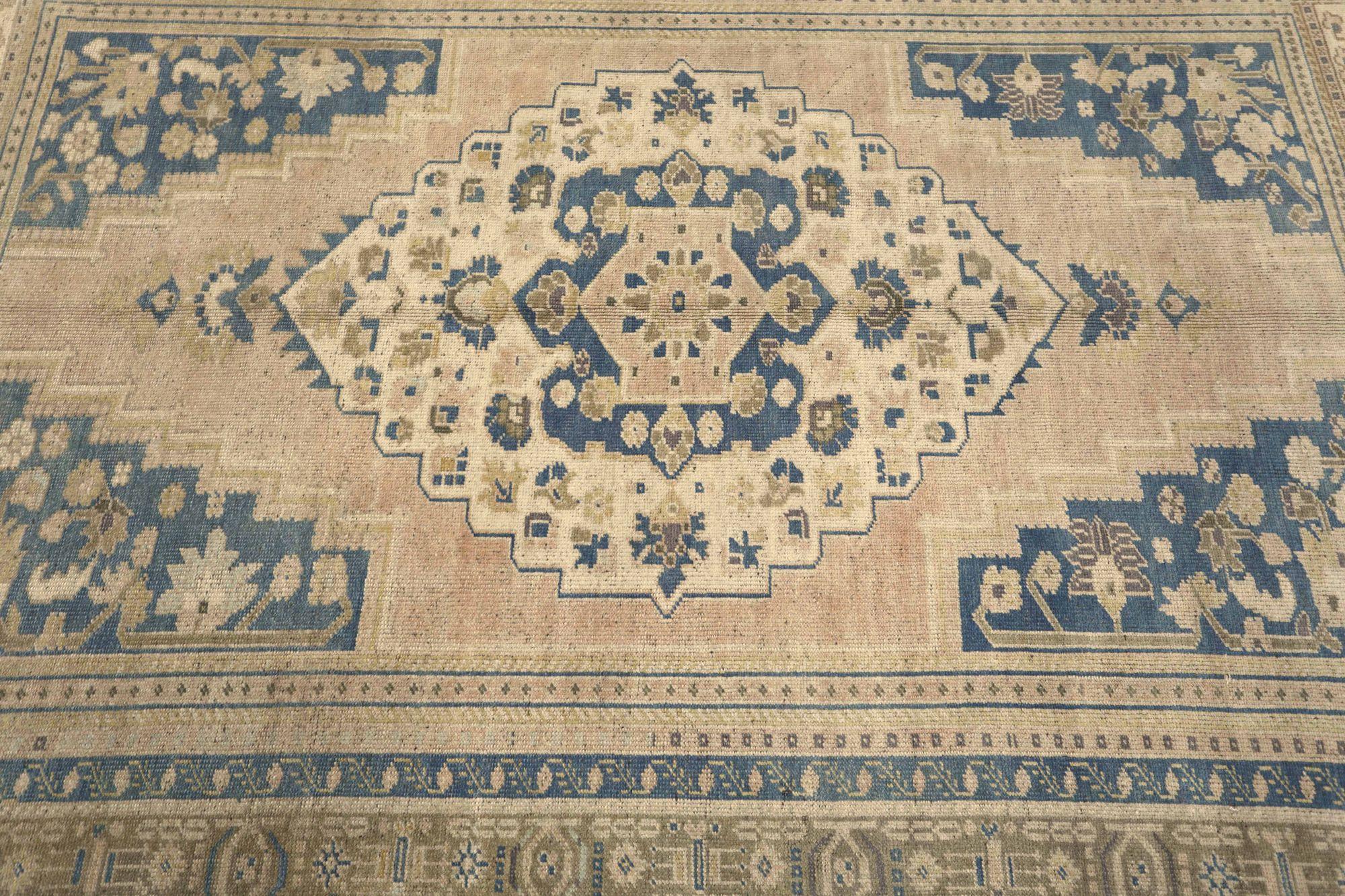 Entdecken Sie die Eleganz von Turkey Anatoly mit dem kleinen Teppich CIRCA 1940. Dieses exklusive Design aus Wolle und ElfenbeinMarineblauRosa ist perfekt, um Ihren Raum zu verschönern.