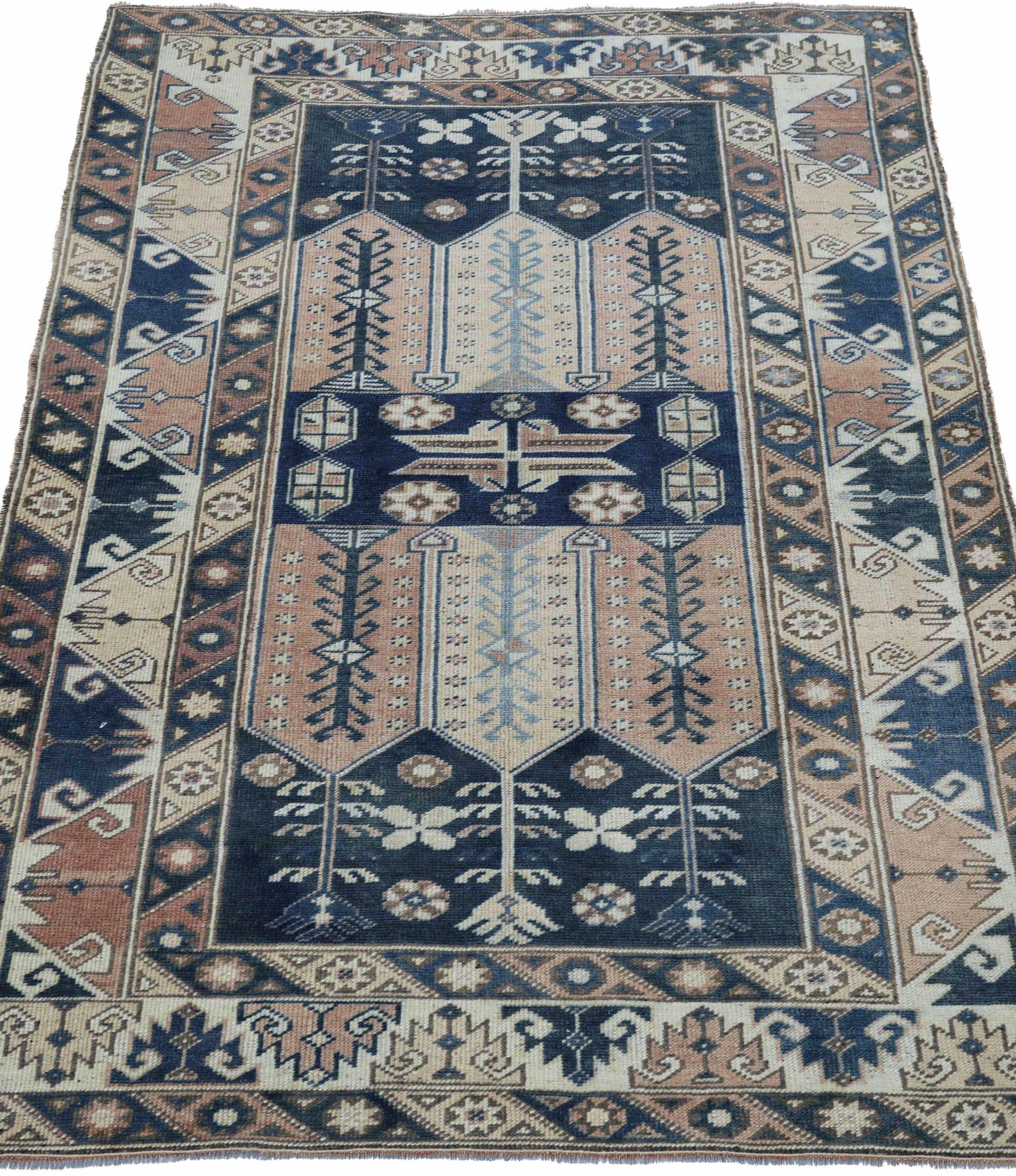 Entdecken Sie die Eleganz von Turkey Anatoly mit dem kleinen Teppich CIRCA 1940. Dieses exklusive Design aus Wolle und ElfenbeinMarineblauRosa ist perfekt, um Ihren Raum zu verschönern.