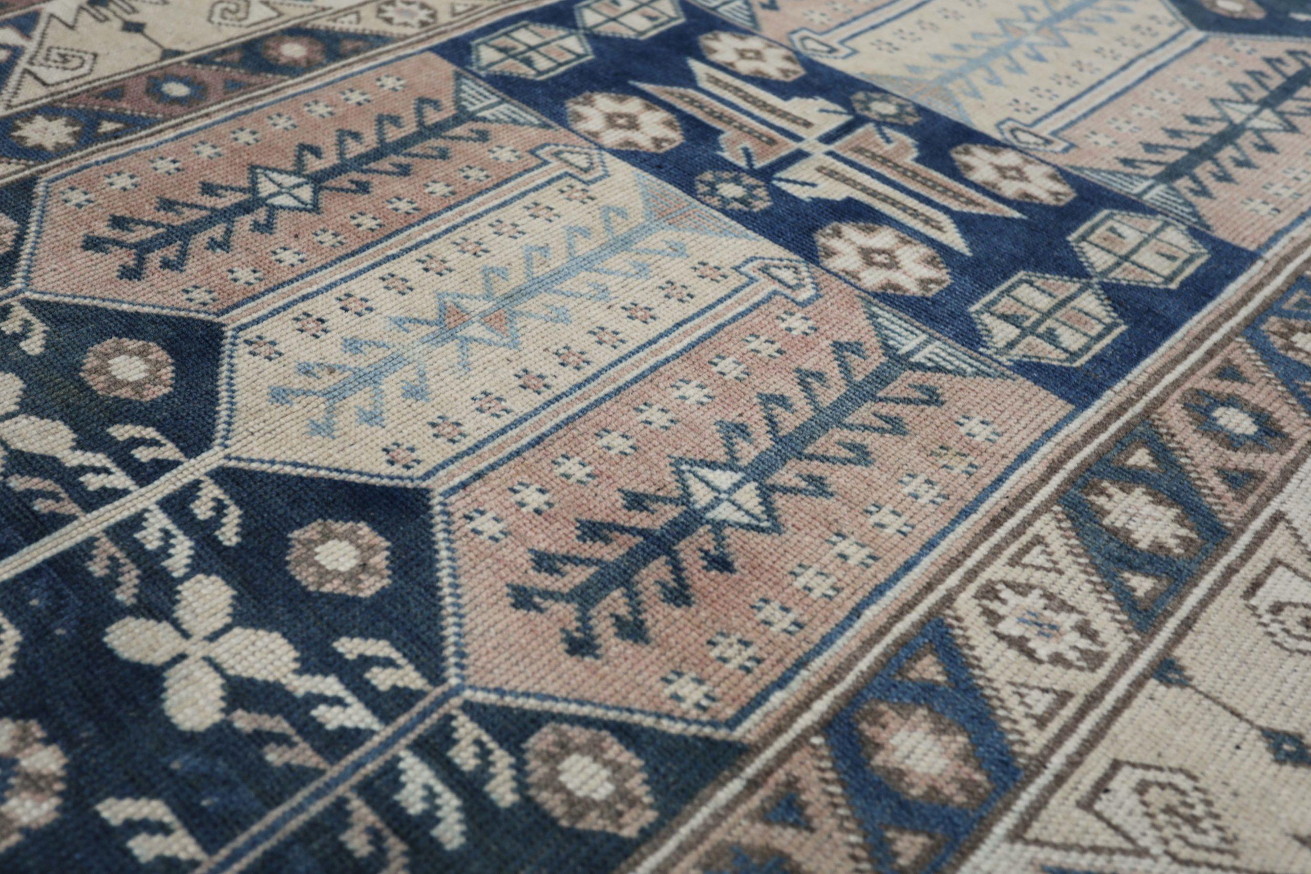 Turkey Anatoly Kleiner Teppich - Wolle Elfenbein Marineblau Blau Rosa Design - 93101 (Türkisch) im Angebot