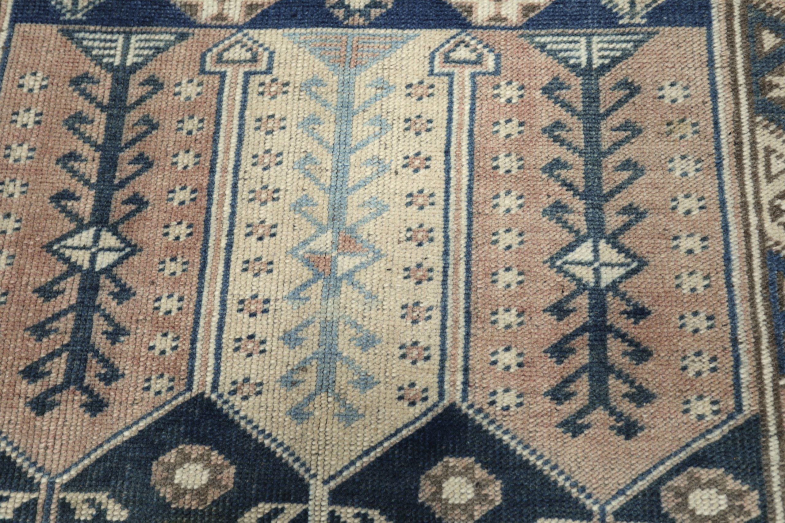 Turkey Anatoly Kleiner Teppich - Wolle Elfenbein Marineblau Blau Rosa Design - 93101 im Zustand „Hervorragend“ im Angebot in Dallas, TX
