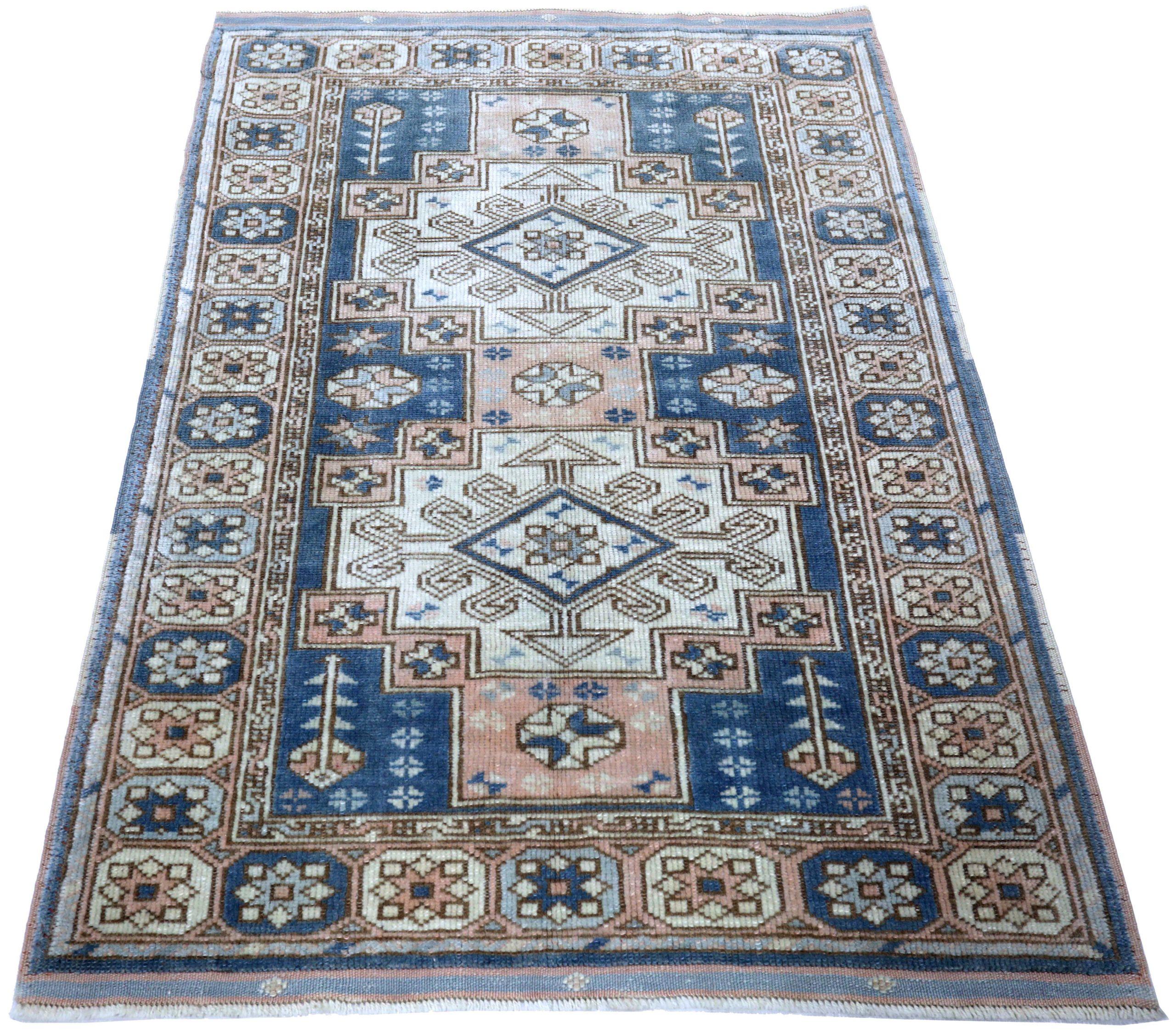 Entdecken Sie die Eleganz von Turkey Anatoly mit dem kleinen Teppich CIRCA 1940. Dieses exklusive Design aus Wolle und ElfenbeinMarineblauRosa ist perfekt, um Ihren Raum zu verschönern.