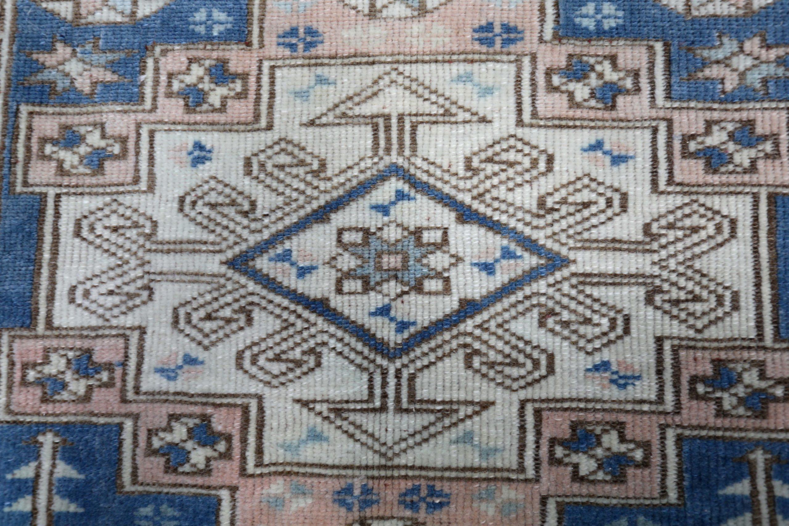 Turkey Anatoly Kleiner Teppich - Wolle Elfenbein Marineblau Blau Rosa Design - 93230 im Zustand „Hervorragend“ im Angebot in Dallas, TX