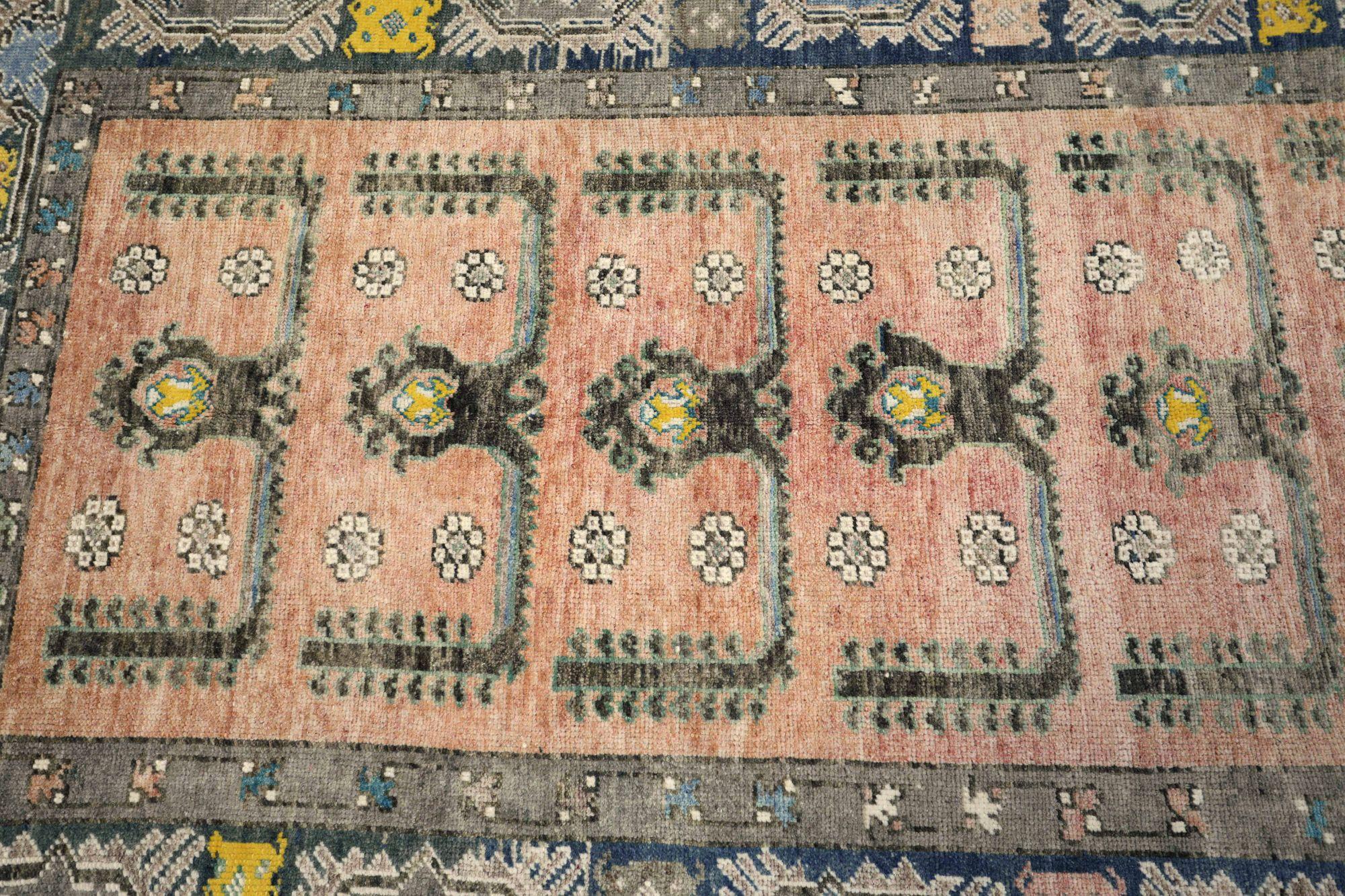 Entdecken Sie die Eleganz von Turkey Anatoly mit dem kleinen Teppich CIRCA 1940. Dieses exklusive Design aus Wolle und ElfenbeinMarineblauRosaGelb ist perfekt, um Ihren Raum zu verschönern.