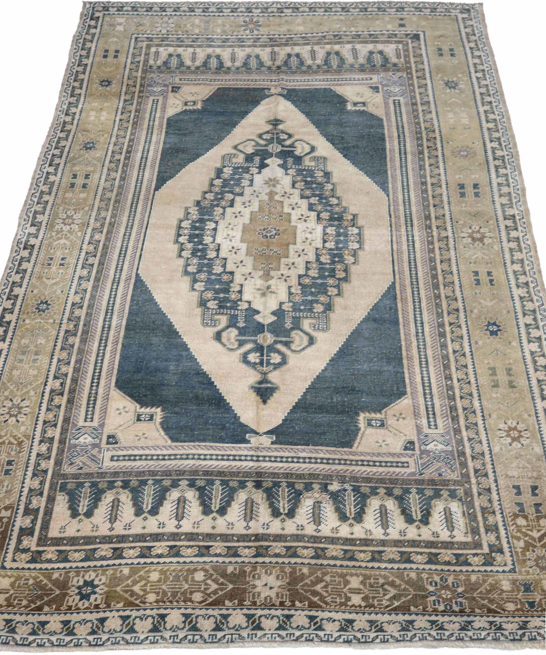 Entdecken Sie die Eleganz von Turkey Anatoly mit dem kleinen Teppich CIRCA 1940. Dieses exklusive Design aus Wolle und ElfenbeinMarineblauTaupe ist perfekt, um Ihren Raum zu verschönern.