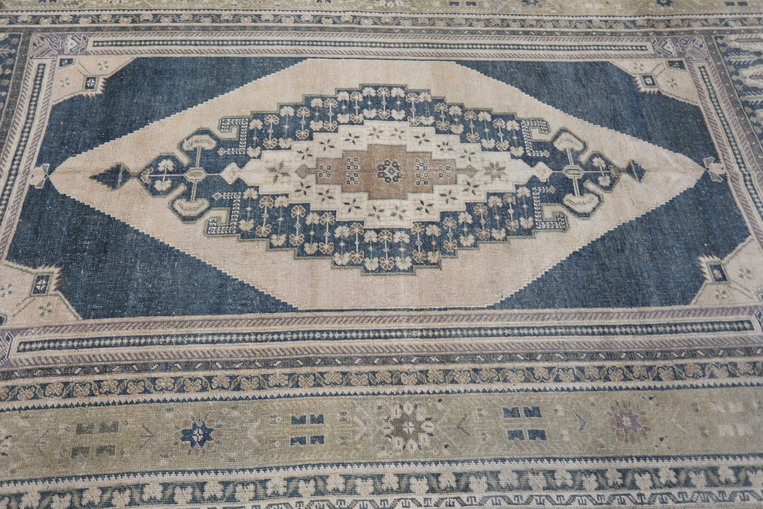 Turkey Anatoly Kleiner Teppich - Wolle Elfenbein Marineblau Taupe Design - 93111 (20. Jahrhundert) im Angebot