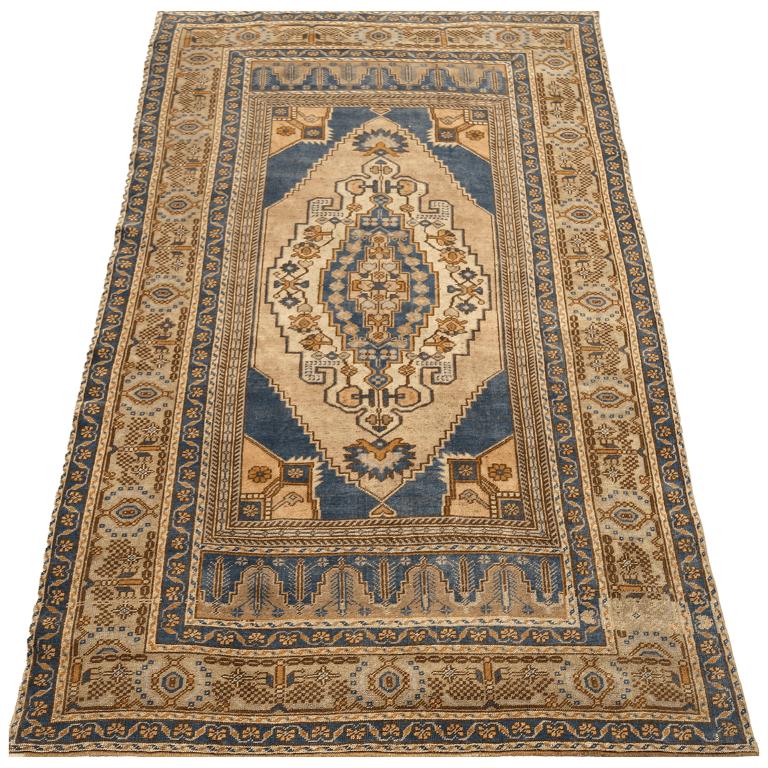 Découvrez l'élégance du petit tapis de Turquie Anatoly de Circa 1940. Conçu avec de la laine et du bleu ivoire-marine-jaune, ce design exclusif est parfait pour mettre en valeur votre espace.