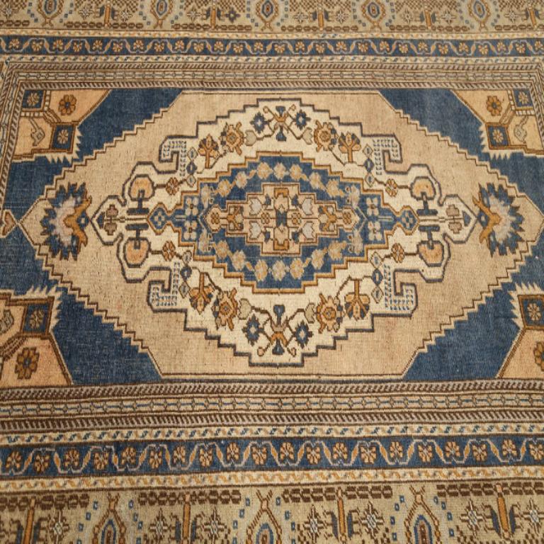 20ième siècle Petit tapis turc Anatoly - Laine ivoire bleu marine bleu jaune motif - 92997 en vente