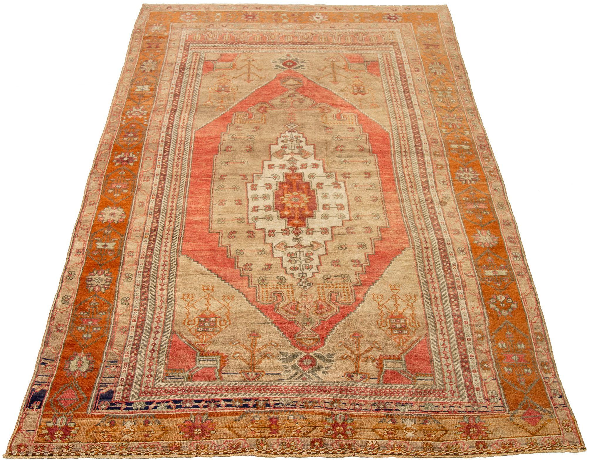 Découvrez l'élégance du petit tapis de Turquie Anatoly de Circa 1940. Conçu avec de la laine et de l'IvoryOrangePinkTaupe, ce modèle exclusif est parfait pour mettre en valeur votre espace.