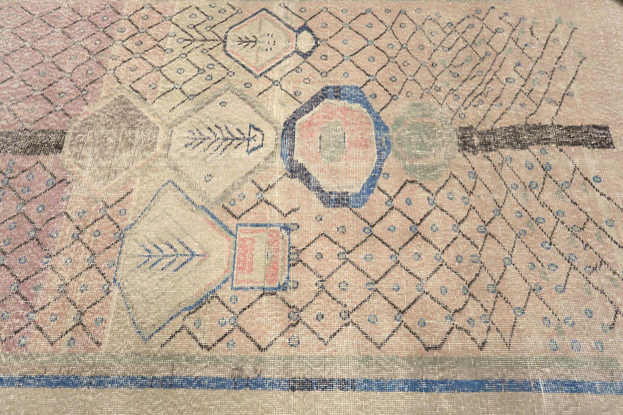 Scopri l'eleganza del tappeto Turkey Anatoly Small Rug di CIRCA 1940. Progettato con lana e rosa avorio, questo design esclusivo è perfetto per valorizzare il tuo spazio.