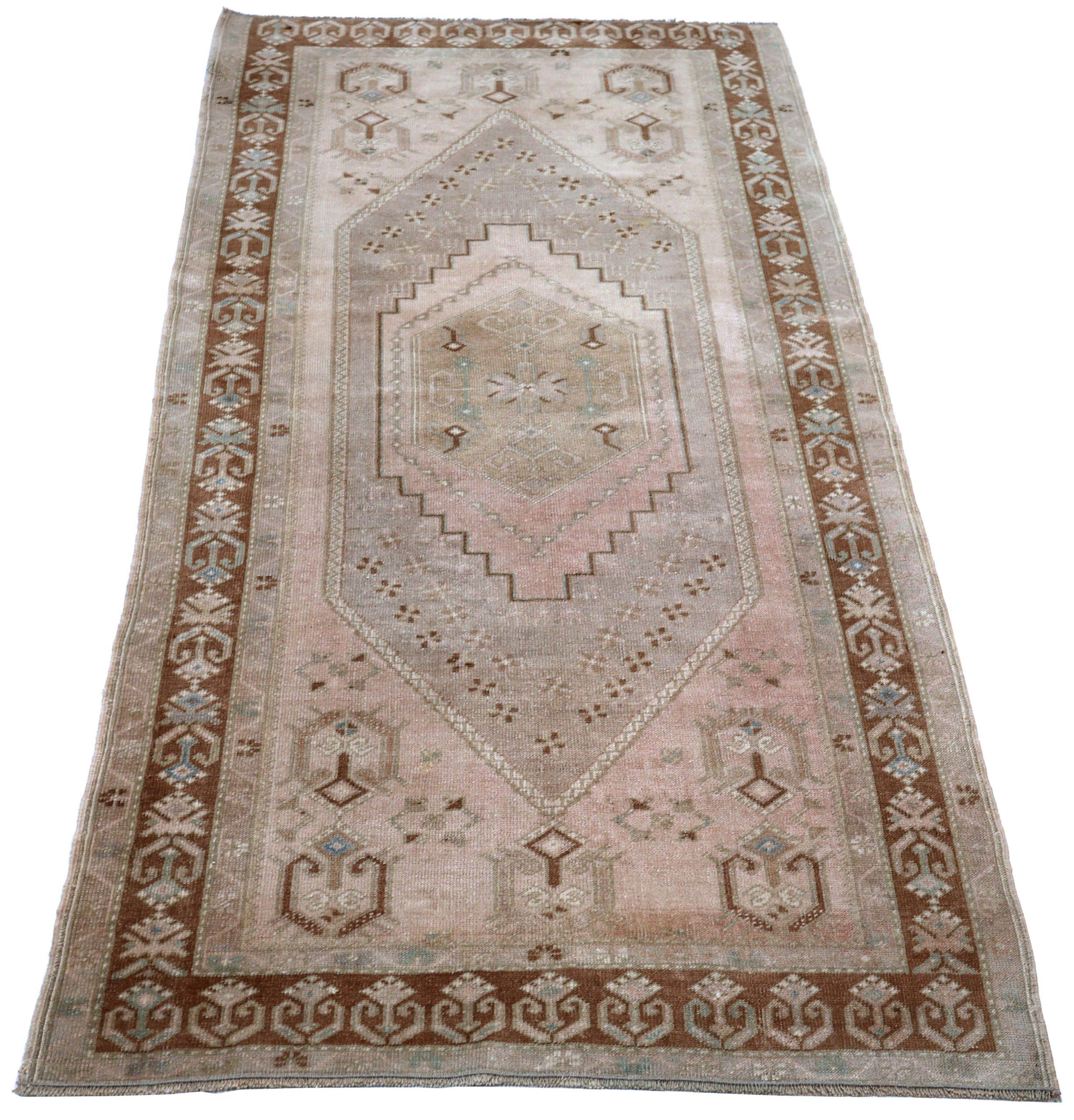 Entdecken Sie die Eleganz von Turkey Anatoly mit dem kleinen Teppich CIRCA 1940. Dieses exklusive Design aus Wolle und Elfenbeinrosa ist perfekt, um Ihren Raum zu verschönern.